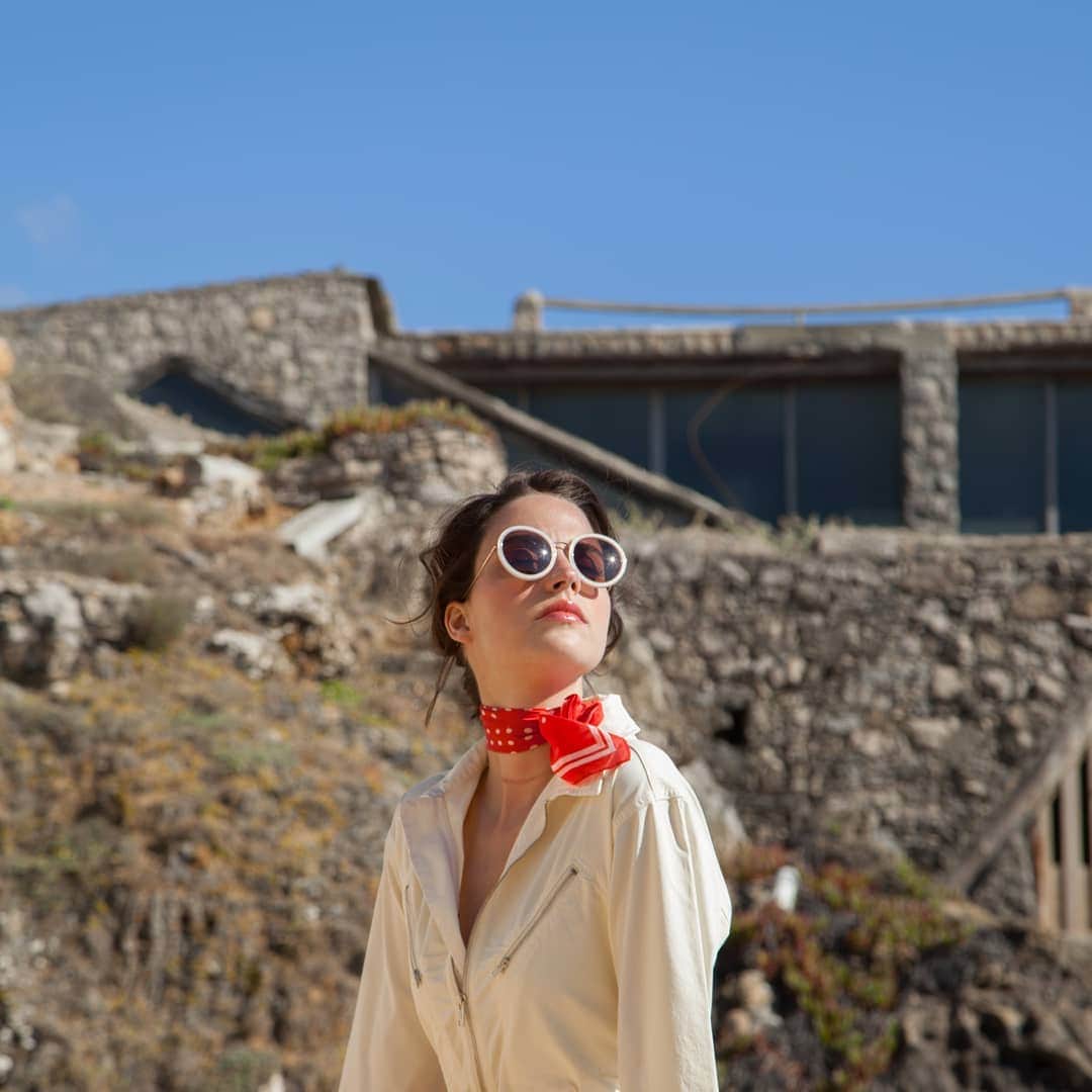 ベンシモンのインスタグラム：「Plein soleil ☀️  Cap sur les vacances ! Vos valises sont prêtes ? Alors, vous partez où cet été ? 👜🌿🌼 ​Nos essentiels colorés sont soldés jusqu'à -50% en ligne et dans nos boutiques c'est le moment d'en profiter ! ❤️ (lien dans la bio) ​🇬🇧 Full sun ☀️  Let's head for the holidays! Are your suitcases ready? So where are you off to this summer? 👜🌿🌼 Find our colourful essentials up to 50% off online and in our shops! ❤️ (link in the bio) ​#bensimon #bensimoncollection #mode #fashion #tennis」