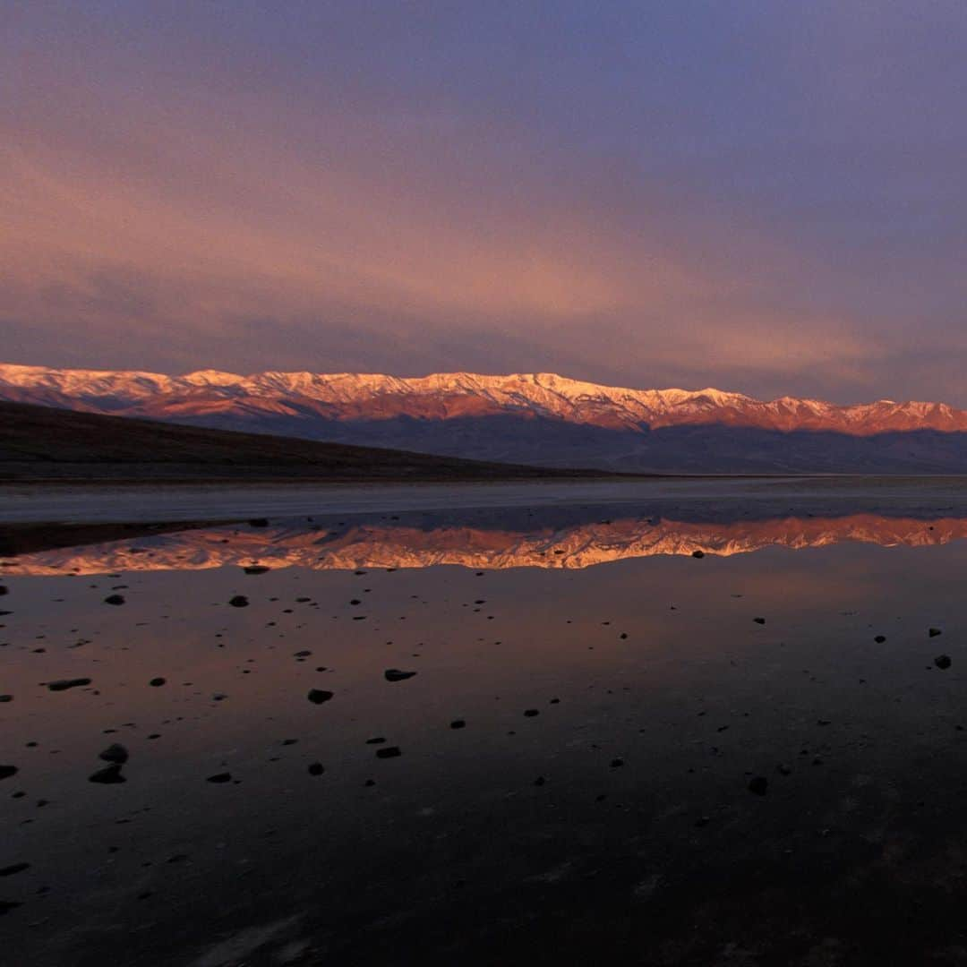 National Geographic Travelさんのインスタグラム写真 - (National Geographic TravelInstagram)「Photo by @michaelclarkphoto  The Panamint mountains reflect in the pools at Badwater Point in Death Valley National Park, California. #badwater #deathvalley #panamintmountains」7月29日 1時19分 - natgeotravel