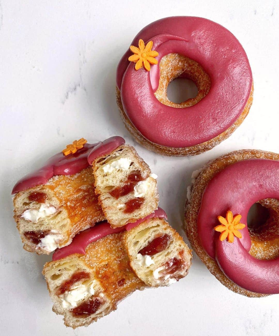 DOMINIQUE ANSEL BAKERYさんのインスタグラム写真 - (DOMINIQUE ANSEL BAKERYInstagram)「August’s Fig & Orange Blossom Cronut®: filled with homemade fig jam and creamy orange blossom ganache. Starts August 1st here in Soho (preorder online at NYC.CronutPreorder.com for pick-ups).」7月29日 1時22分 - dominiqueansel