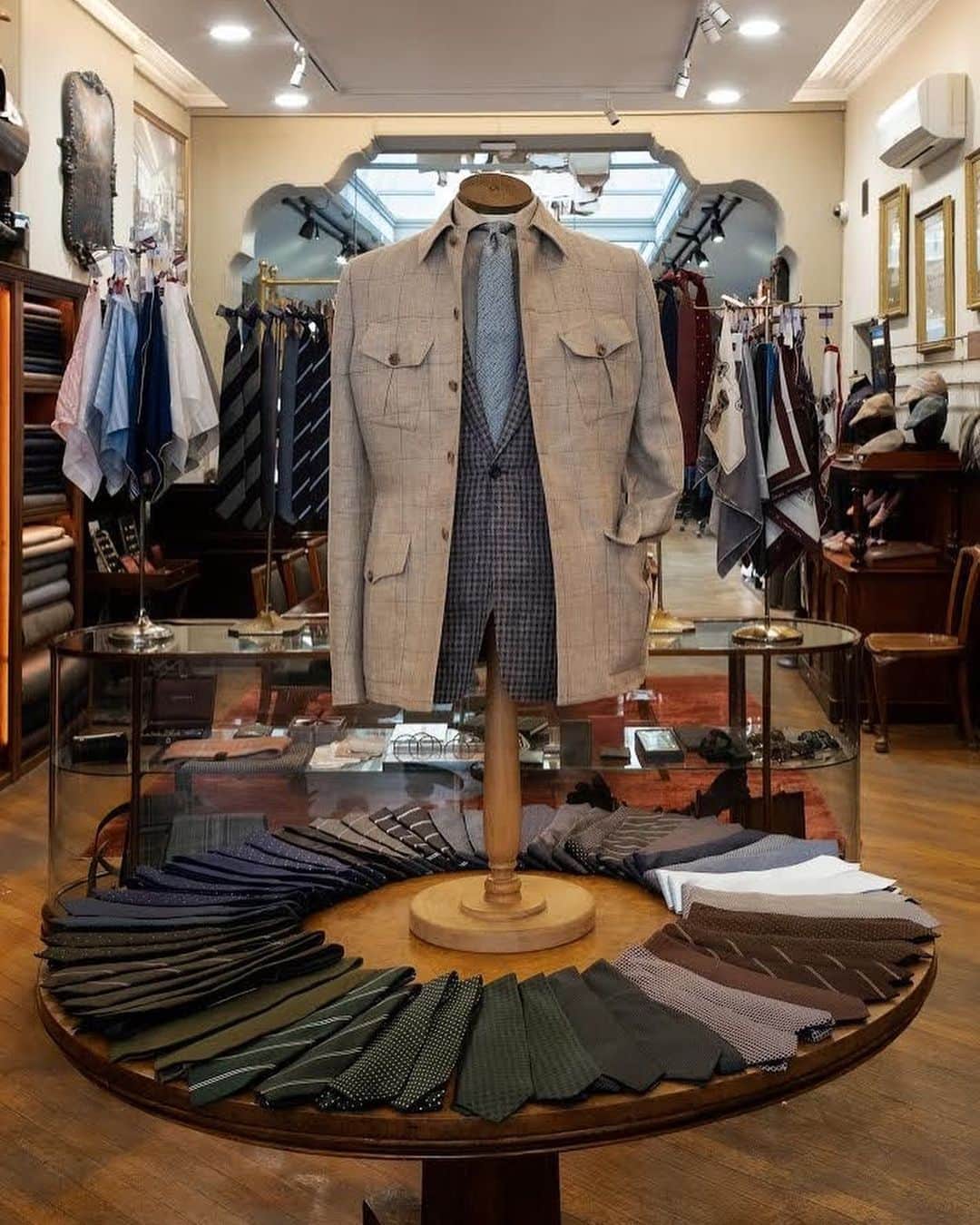 のインスタグラム：「This 100% linen safari jacket is the perfect edition to your spring-summer wardrobe. In a distinctive claret windowpane check, the jacket features double buttoned pockets and adjustable button side vents. Available to purchase online and instore  #huntsmansavilerow #readytowear #huntsmansummer2020 #summerseparates #summerstyle #linen #safarijacket」