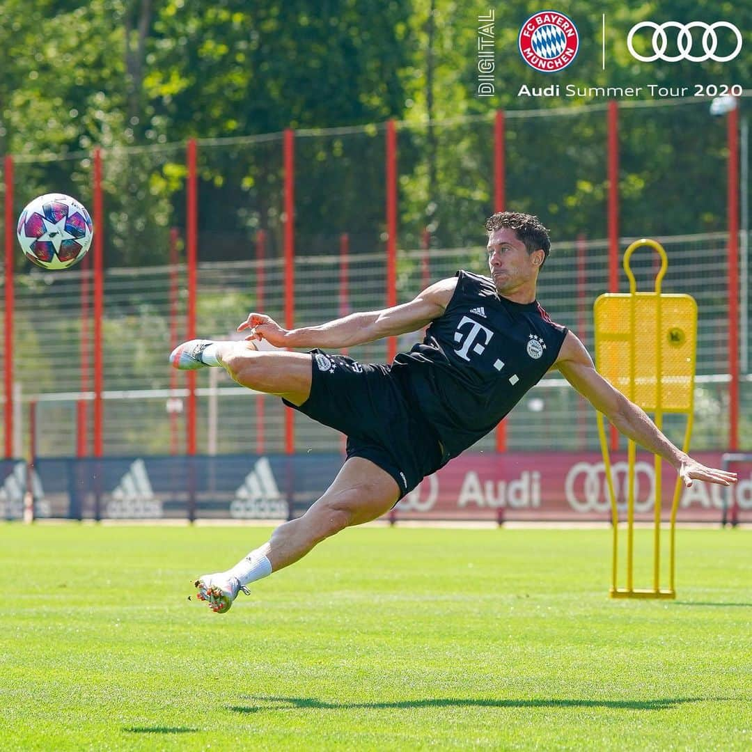 バイエルン・ミュンヘンさんのインスタグラム写真 - (バイエルン・ミュンヘンInstagram)「MACHINE! 🦾🤯 @_rl9   #Lewandowski #LewanGOALski #AudiFCBTour #MiaSanFamily #Skills #football #FCBayern #MiaSanMia」7月29日 1時31分 - fcbayern