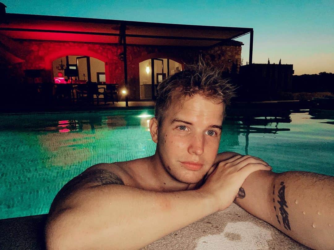 Kayefのインスタグラム：「Paar Tage chillen bevor es im August wieder richtig los geht! 🌴🙃💿🎥🎹#newmusic #finally #warum」