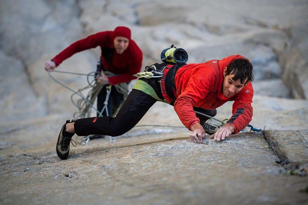 トミー・コールドウェルさんのインスタグラム写真 - (トミー・コールドウェルInstagram)「This week’s Route-Finding conversation will be with favorite mountaintop cuddle buddy @alexhonnold. I feel incredibly grateful to have spent the last decade of my life adventuring alongside and being influenced by Alex. A kindred Joyful Masochist, he has challenged me to think bigger about everything from how we manage safety margins to how we can use our talents to have a positive influence in the world. He is also one of the most paradoxical people I know. We’ve spent a lot of ledge time discussing everything from climbing to relationships to environmental stewardship and activism. The conversation is usually as stimulating as the climbing, which is saying a lot considering what we climb. I’ve always wondered what it would be like if others could listen   Tune into Instagram today at 5PM PST / 6PM MST. There is no better way to find direction than conversation with great friends. #routefinding @patagonia_climb    Photo @austin_siadak」7月29日 1時40分 - tommycaldwell