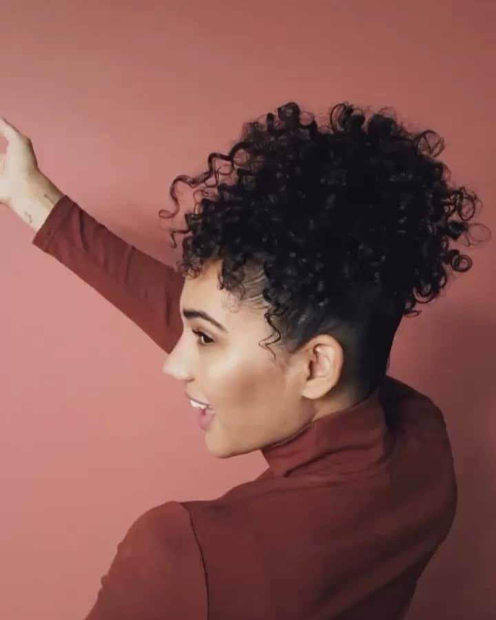 Kristin Essのインスタグラム：「Bounce w me. ➰🖤➰ What curl products do we need next?? I have a couple in development right now, but I want to hear from you!!」