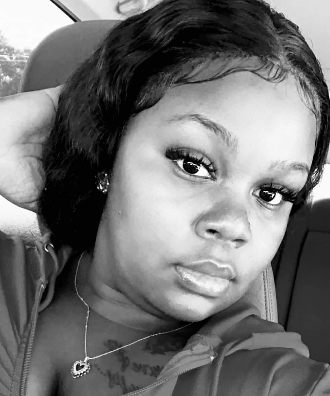 ミーナ・スヴァーリのインスタグラム：「Hey Loves! #ChallengeAccepted 🖤 Here’s the number to the #KentuckyGovernorsOffice:  1-(502)595-2300  Press 0 to leave a message to demand justice for #BreonnaTaylor by arresting and charging the cops who murdered her.  #StandInSolidarity #ThisFightIsntOver #BLM #NoJusticeNoPeace #DontForget #SayTheirNames #WomenSupportingWomen ✊🏼」