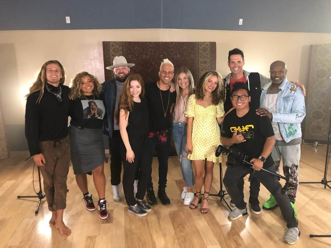 のインスタグラム：「Getting together for an @ourrescue project and using our voices to help raise awareness. I LOVE these people and can’t wait for you to hear them. 🥰」