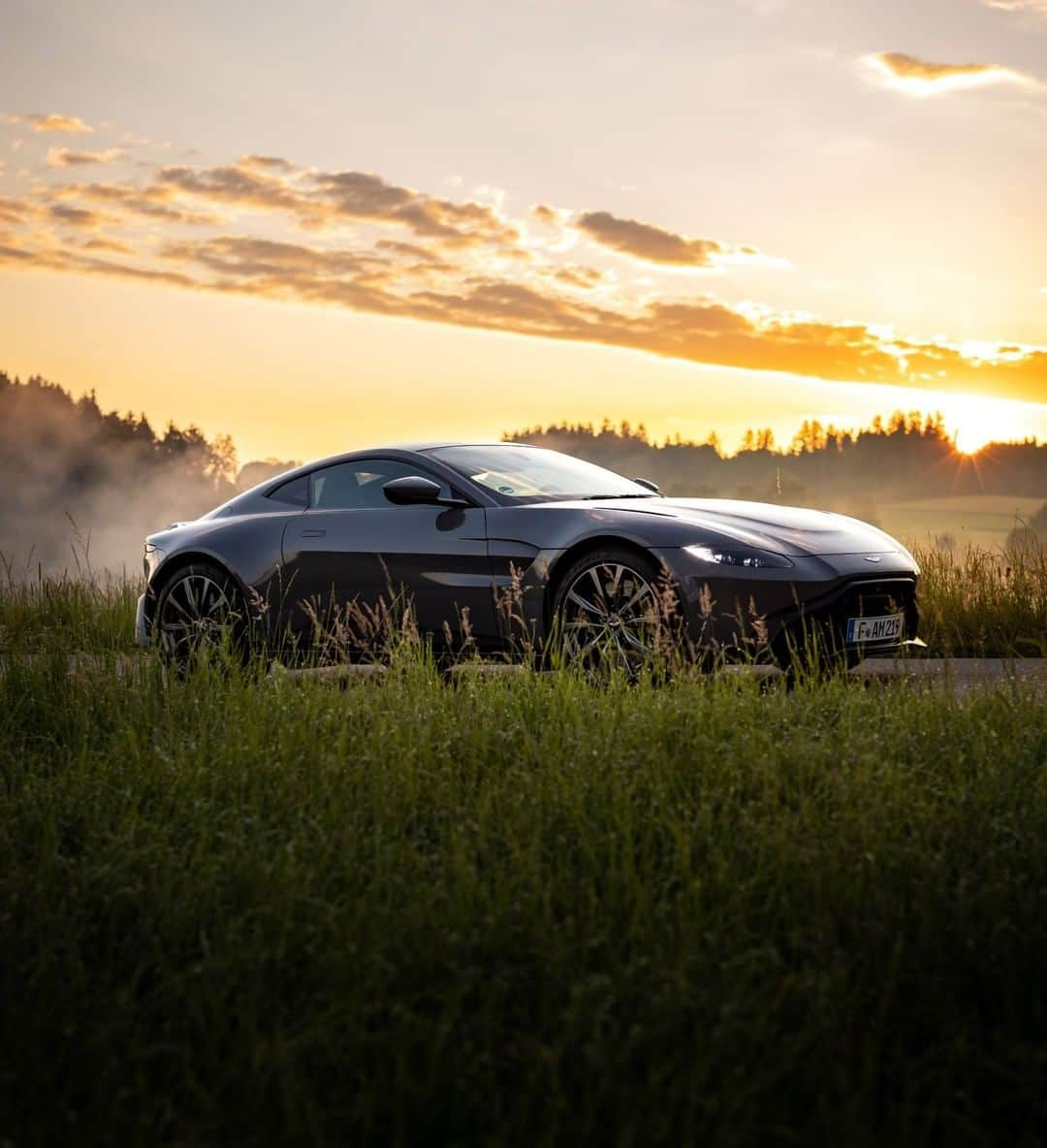 アストンマーチンさんのインスタグラム写真 - (アストンマーチンInstagram)「An instantly recognisable form.  Vantage sits at the heart of our sports car range.  @haberkornphotography  #AstonMartin #MakeEveryDriveCount #BeautifulWontBeTamed」7月29日 2時00分 - astonmartin