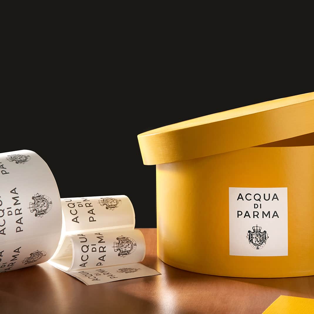のインスタグラム：「Every element of the Maison illustrates a history of skilled processes handed down through the generation. As our labels, manually applied in every single Acqua di Parma's hat box.⁣ #craftsmanship⁣ .⁣ .⁣ #acquadiparma #handmade #madeinitaly #italy #handcrafted #yellow #hatbox #colonia #tradition」