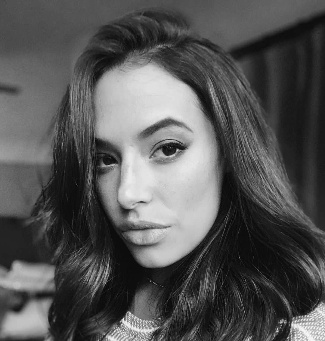 クロエ・ブリッジスのインスタグラム：「Ok here’s my black and white selfie because I need an excuse to get back into instagram lol. Sorry for taking a mental health day for like two whole months but everything in 2020 feels so big/heavy/surreal that posting about reg life monotony can feel weird ya know?? Idk maybe not. Anyway! Thank you for nominating me @mercedesnatalia @peanutbutta_jennie @bubukittyfk @brittneyberault @ashleydonovan I love you and can’t believe it’s been four months and look forward to when we can support each other in person again and not over the interwebs! #womensupportingwomen」