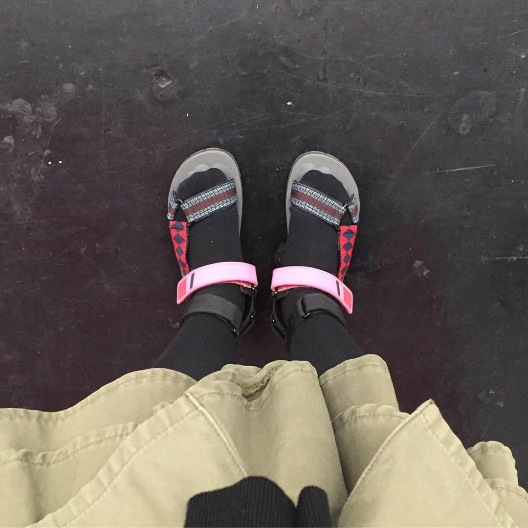 大森美希さんのインスタグラム写真 - (大森美希Instagram)「今日のサンダル  #todayssandals #prada #nomadsandals #shoes #shoelover #shoeholic #loveshes #chaussures #fashion #ootd #style #mode #outfit #junyawatanabe #parislife #今日のサンダル #プラダ #靴好き #靴好き女子 #サンダル女子 #サンダルに靴下 #サンダルにソックス #ファッション #スタイル #今日のコーデ #ジュンヤワタナベ #デザイナー #海外生活 #パリ生活 #パリところどころ」7月29日 2時13分 - mikiomori_