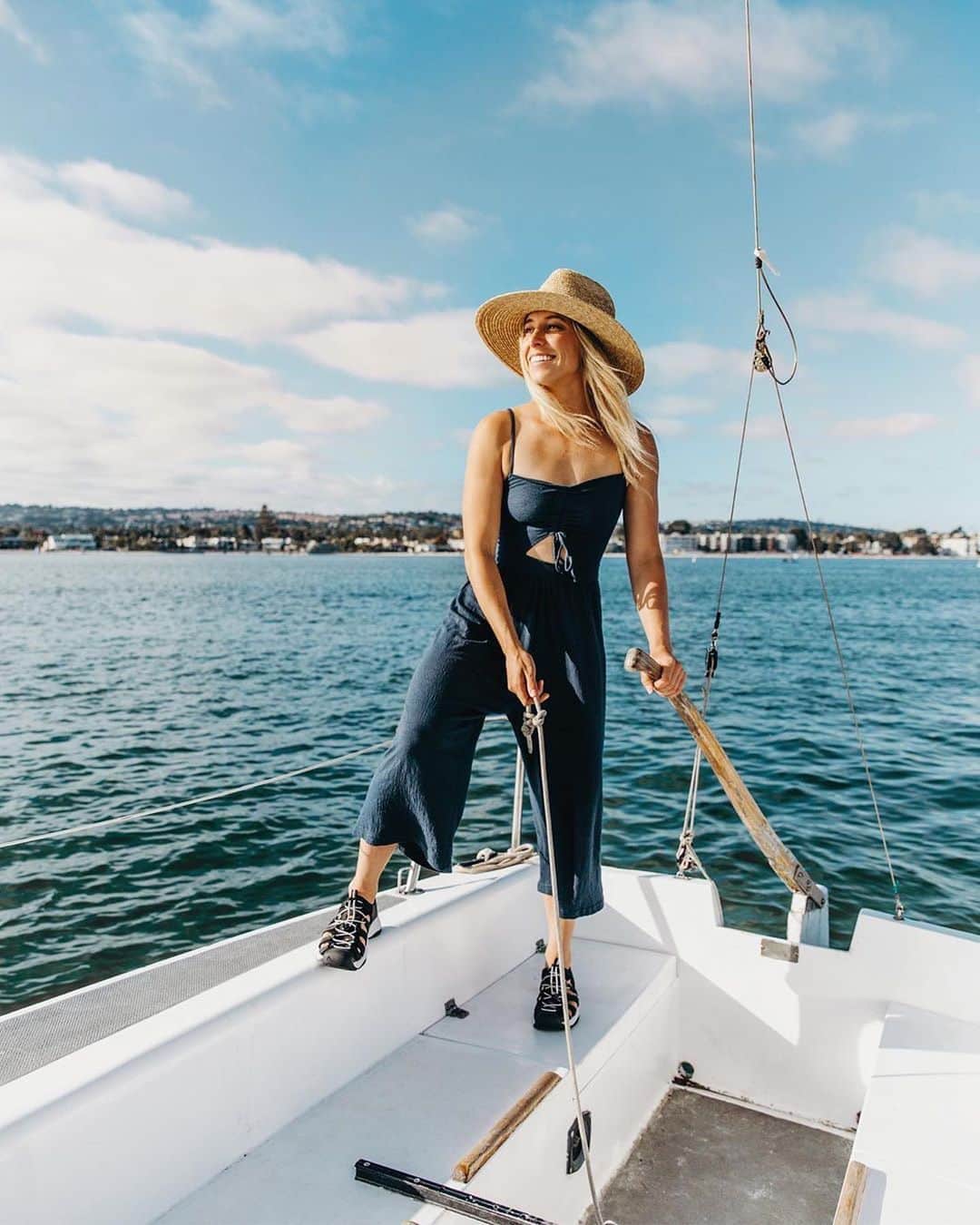 のインスタグラム：「The first pair of hiking boots I ever owned were KEEN, and they're the only brand of hiking shoe I've worn since. I've been taking it super easy lately – hiking, learning how to sail, and enjoying time by the sea whenever I can. Through water, sand, and dirt, this shoe's functionality and versatility has amazed me."⁣⁣⁣⁣ 📸: @lindzisme⁣ ⁣ Shoes: Women's Astoria West Sandal」