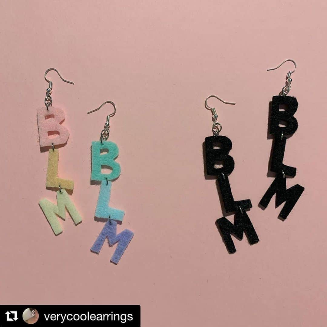 アンナ・パキンさんのインスタグラム写真 - (アンナ・パキンInstagram)「For people asking about my earrings in previous post let me direct you to the source (also shoutout to the badass 18yr old who gave them to me 💜) #Repost @verycoolearrings ・・・ BLACK LIVES MATTER ✊🏽✊🏾✊🏿 $15USD/PAIR! $10 from each pair will be donated to @blklivesmatter while $5 covers costs of materials and shipping! DM me for either of these pairs or a custom color combo of your choice! . . . #blacklivesmatter #blacklivesmatter✊🏽✊🏾✊🏿」7月29日 2時34分 - _annapaquin