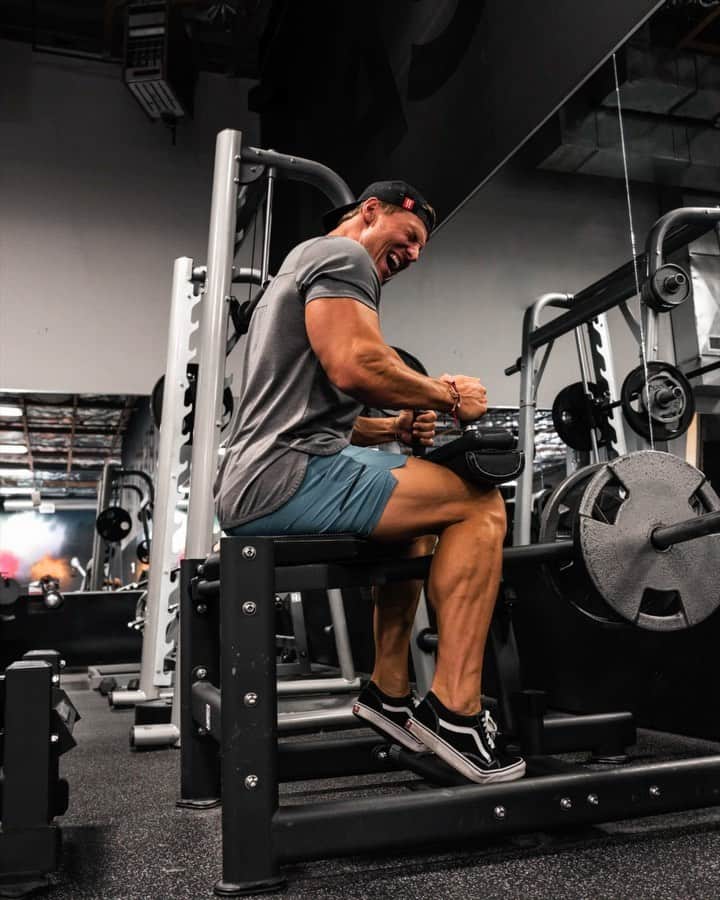 スティーブ・クックのインスタグラム：「Tip Tuesday! If your calves are smaller than your biceps you will want to watch this video!  Calves are a body part that can be trained often - at least three times a week!  1. Train them heavy with plenty of volume 2. Make sure to go full range of motion  3. Stretch in between sets 4. Foot placement is important」