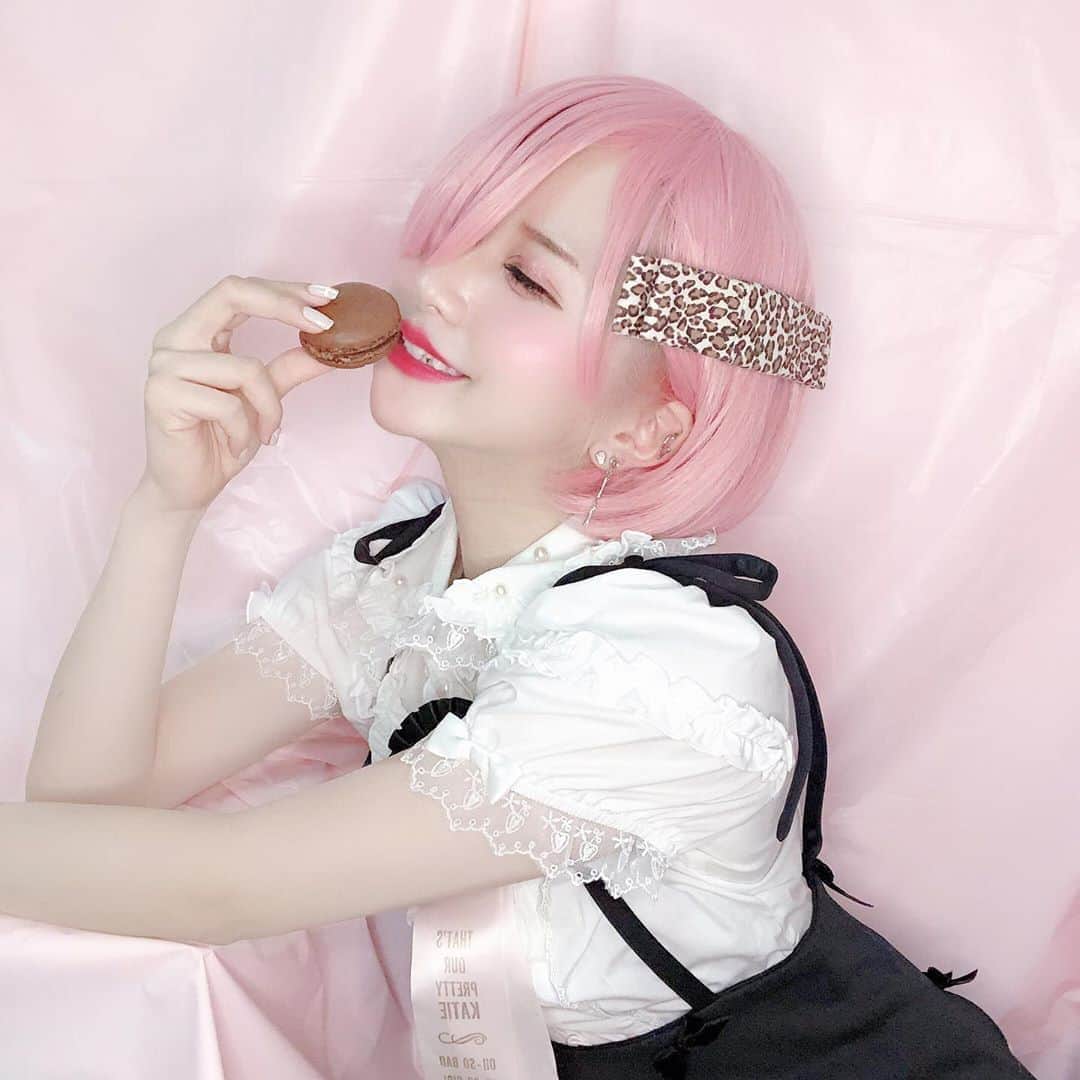 胡桃兎愛のインスタグラム：「LARMEオーディション3次審査ついに本日が最終日となりました。  LARMEは私にとって、この雑誌可愛いな！とか夢、憧れ、とかだけでなく聖書みたいなもので本当に心の底から大好きで、大好きじゃ収まりきらないくらい愛していて、自分の人生を明るく前向きに変えてくれて、そして本気でファッションを愛するきっかけをくれた本でした。  私は昔自分の服装、容姿、雰囲気全てにおいて自信が持てなくて、でも可愛い格好はしたい、けどそうすると周りからの目が怖い、陰口が怖い、私が思う可愛いはずれてる、？容姿が完璧じゃないと可愛いは許されないの、？あれ、可愛いってなんなんだろう、可愛いを愛して憧れる事はいけない事なの？と思っていました。 そんな時に憧れのモデルさんに出会って、本屋さんでその方が出てる雑誌を見に行くようになって、そこで見つけたのがLARMEでした。 他の雑誌と違って表紙の質感も、表紙の文字の少なさも、どの雑誌も素敵だけど、流行に流されすぎてない、世界観が確立されていて、圧倒的に可愛いというだけでなくどこか儚げで、すぐに特別っていう言葉がとてもぴったりな一冊だなって思うような、雑誌じゃなくこれは絵画なんじゃないかって驚いたのが第一印象でした。 当時学生だったのでお金も全然なくて毎月一冊買うのがやっとで、でも他の何を手に入れるよりも、その一冊をお迎えする事が特別で毎月の楽しみになって、当時自分の思い描く可愛いで悩んでいた私はその絵本を見ているだけで幸せな気持ちになれて本当に沢山救われました。  今回のオーディションはモデルさんになりたい！とか有名になりたい！とかじゃなく、私は自分を変えてくれて、そして何年経っても色褪せない可愛いを発信し続けるLARMEだからこそ、当時私が救われたように、今個性で悩んでいる方、自信が持てない方を救うきっかけになりたい、誰かの頑張るきっかけになれればと思い応募しました。  LARME愛は絶対に誰にも負けてない！の一心で頑張ってきたけれど2次審査はとても激戦で、惜しくも3位以内で通過出来ず、凄く凄く悔しくて、めちゃくちゃみんなに応援してもらったのに、みんなに負担させてしまったのに私の頑張りが足りなかったなって、恩返しできないって事が本当に凄く悔しくて。  オーディションに参加し続ける事、私が夢を叶えたいと願う事、これはみんなを救うんじゃなくて苦しめるだけなんじゃないか、どんどん負担にさせてしまうだけじゃないのかなって凄く凄く不安でした。  けれど胡桃の夢は私達の夢だよって沢山の方々に言っていただけて、このチャンスやっぱり何が何でも絶対に逃したくないと思い、3次審査頑張ってきました。  沢山の方々の応援のおかげで頂けた特別賞。これは凄く凄く大きなチャンスで、私はこのチャンスを絶対に逃したくないです。けれどやっぱり絶対にみんなには無理だけはしてほしくないです。  どんな結果になっても後悔のないよう、そして今回の事でまた新しい何かへと繋がるよう、兎愛病、ヒロ信、メンバー、運営の方々、家族や友達、応援して下さってるみんなに恩返しができるよう、本日最終日になりますが、最後まで気を抜かず、初心を忘れず頑張ります。  あと少しの間無理のないよう、私に力を貸して頂けると嬉しいです。 本日23:59:59までが勝負になります。  長くなってしまいましたが、どうか応援よろしくお願いします。  #larmeaudition2020」