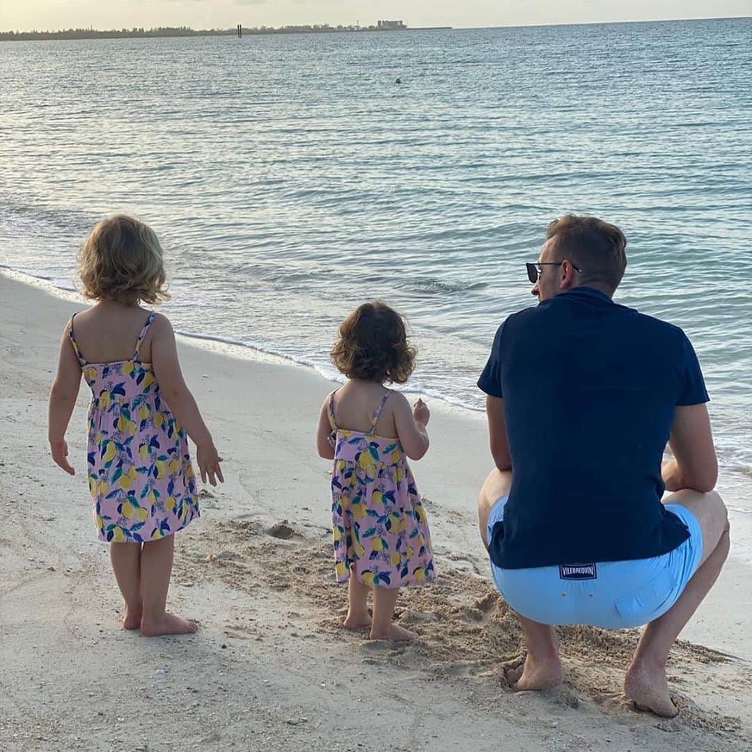 ハリー・ケインのインスタグラム：「Perfect birthday on the beach with my girls 🎂 Thanks for all the kind messages 🙏」