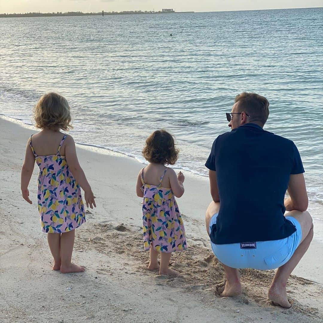 ハリー・ケインさんのインスタグラム写真 - (ハリー・ケインInstagram)「Perfect birthday on the beach with my girls 🎂 Thanks for all the kind messages 🙏」7月29日 2時38分 - harrykane