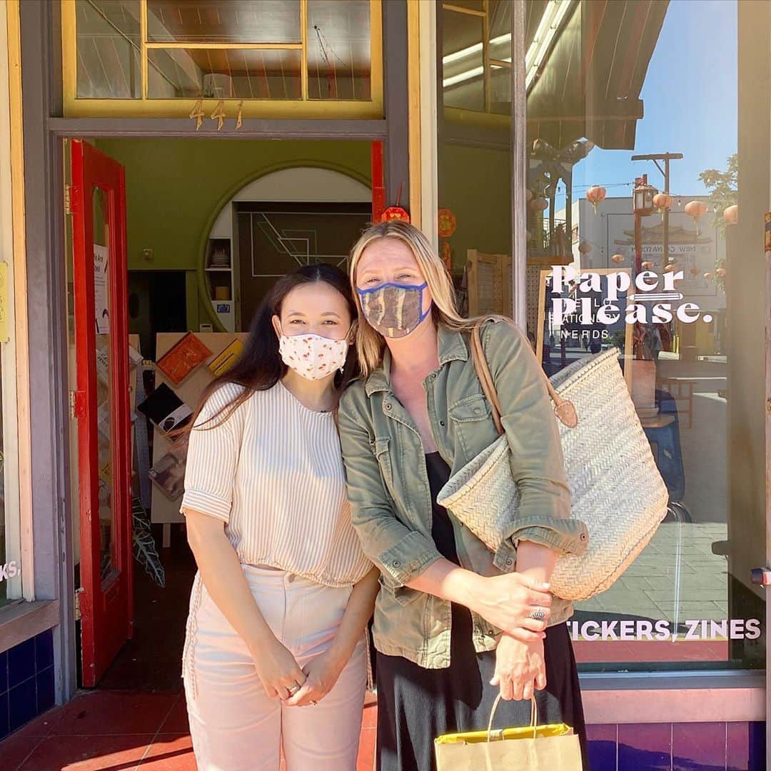 フリーディアのインスタグラム：「When one shop comes over to visit another shop! 🙌🏼Thank you @shopatmesa for stopping by @paperpleaseshop Always nice chatting/seeing you💕 Safe travels back to Tucson 🚗 💨 * * アリゾナのショップがロスのショップに来た日です！昔からこのショップが好きでやっと昨日ロスで会えたの。気をつけてツーソンに戻ってね 👋🏼  #friends #arizona #tucson #shopmesa #shopatmesa」