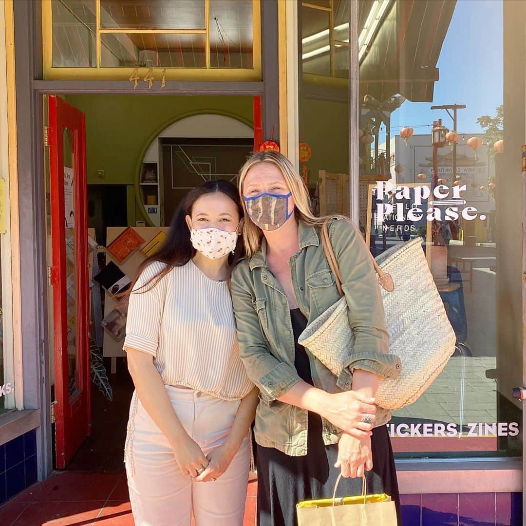 フリーディアさんのインスタグラム写真 - (フリーディアInstagram)「When one shop comes over to visit another shop! 🙌🏼Thank you @shopatmesa for stopping by @paperpleaseshop Always nice chatting/seeing you💕 Safe travels back to Tucson 🚗 💨 * * アリゾナのショップがロスのショップに来た日です！昔からこのショップが好きでやっと昨日ロスで会えたの。気をつけてツーソンに戻ってね 👋🏼  #friends #arizona #tucson #shopmesa #shopatmesa」7月29日 2時46分 - friediamn