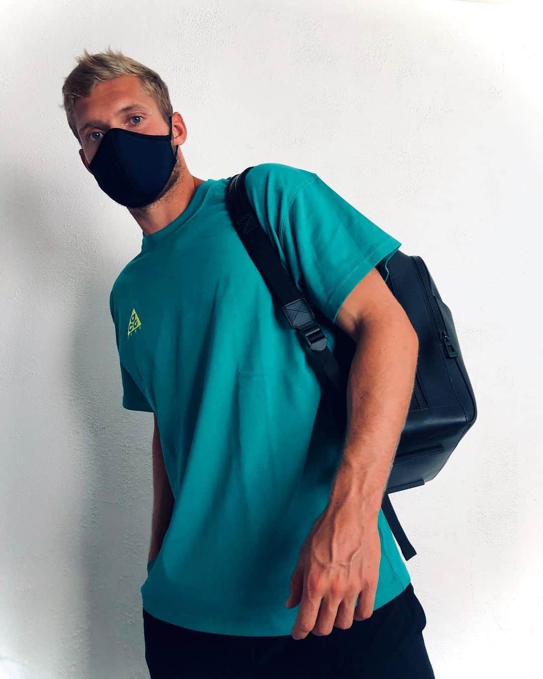 ケビン・マイヤーのインスタグラム：「✌️😷🚅」