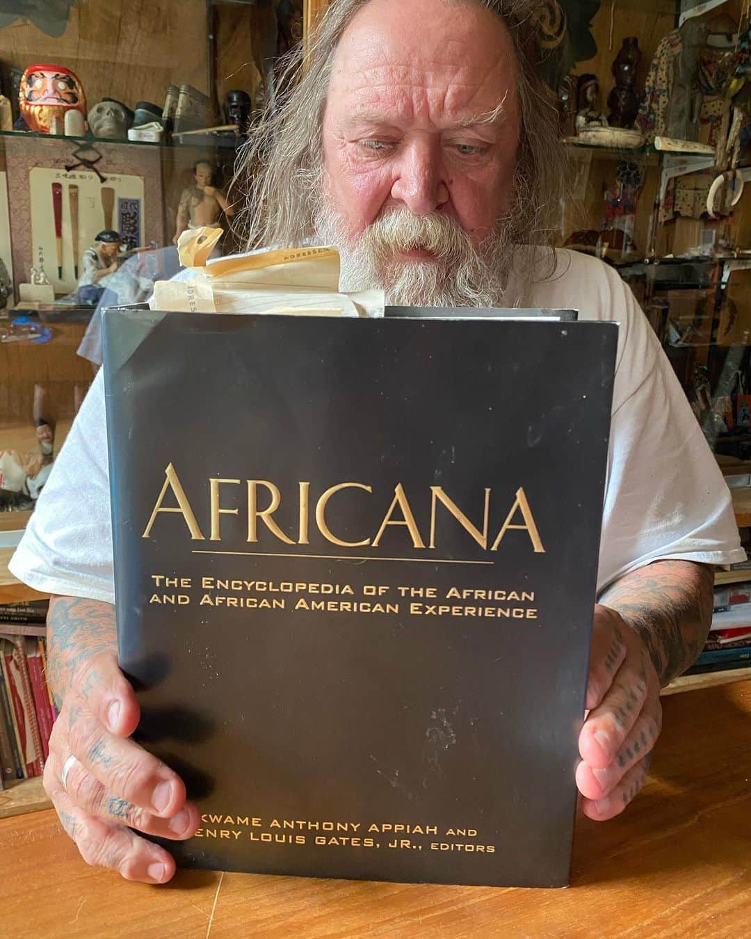 アムステルダム・タトゥー・ミュージアムのインスタグラム：「The book that tels it al#blm」