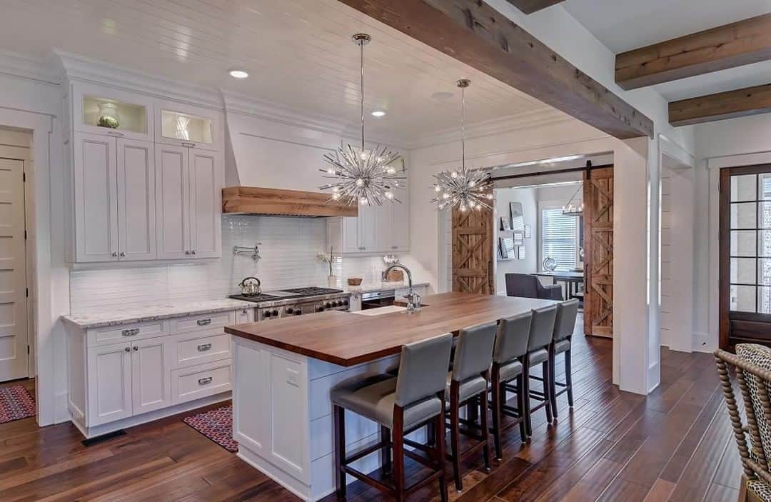 HGTVさんのインスタグラム写真 - (HGTVInstagram)「This gorgeous kitchen gives us all the farmhouse feels! 😍 Explore this stunning kitchen (and so many more!) when you check out the Amazing Kitchens category of the HGTV Ultimate House Hunt. 🏡⁠ ⁠ Tour amazing homes for sale in eight different categories and vote for your favorites. 🗳 After you vote, be sure to enter the sweepstakes for your chance to win $10,000. 💸⁠ ⁠ From chef's kitchens to open concept kitchens, find and vote for your favorite Amazing Kitchen at the link in our bio. 🔝⁠ ⁠ NO PURCHASE NECESSARY. Ends 8/4. To enter and for details visit HGTV.com/HouseHunt⁠ ⁠ #HGTVultimatehousehunt #ultimatehousehunt #design #interiordesign⁠」7月29日 3時01分 - hgtv