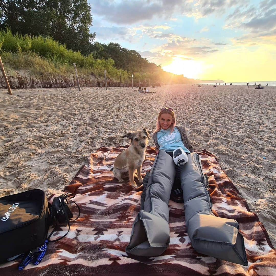 ユスティナ・シュエンテさんのインスタグラム写真 - (ユスティナ・シュエンテInstagram)「Regeneracja przy zachodzie słońca..🌅  @bardomedphysiorehabsport @carepump_official   #recovery #pump #sunset #beach #best #catchthemoment」7月29日 3時20分 - justyna.swiety.ersetic