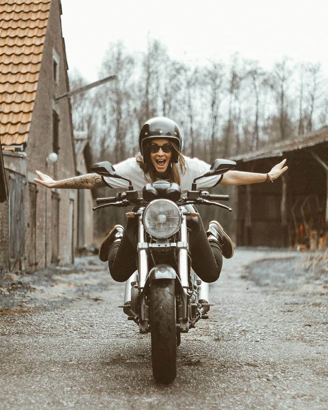 epidemic_motorsさんのインスタグラム写真 - (epidemic_motorsInstagram)「I believe i can fly🦇@marijeee_x_x_ .🏍 @kimster.89 #caferacers#caferacer#caferacerporn#honda#bmw#suzuki#biltwell#bonanza#lifestyle#helmet#deus#vintage#bike#motor#motorcycle#vintagebike#retro#oldschool#porsche#porsche911#porsche912#911#912#bratcafe#bikergirl#ducati#bmwcaferacer#custom#bikerchick」7月29日 3時29分 - epidemic_motors