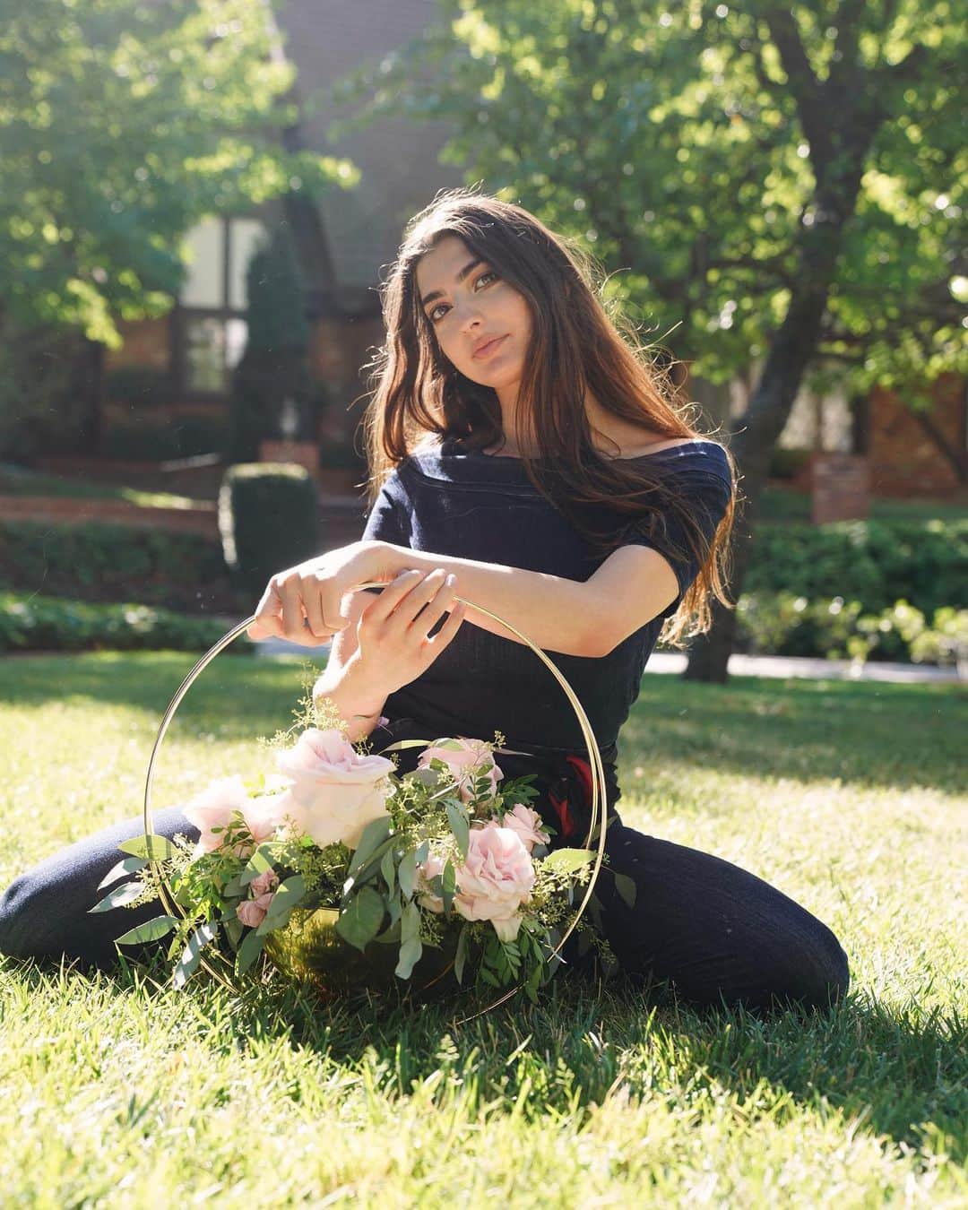 レイチェル・レビンのインスタグラム：「When you and your friend finally hit 2 weeks of social distancing and self quarantining so you can do a 6 feet apart Photoshoot!!! (Scroll to the end to see 😂) (flowers from @eclatdete)」