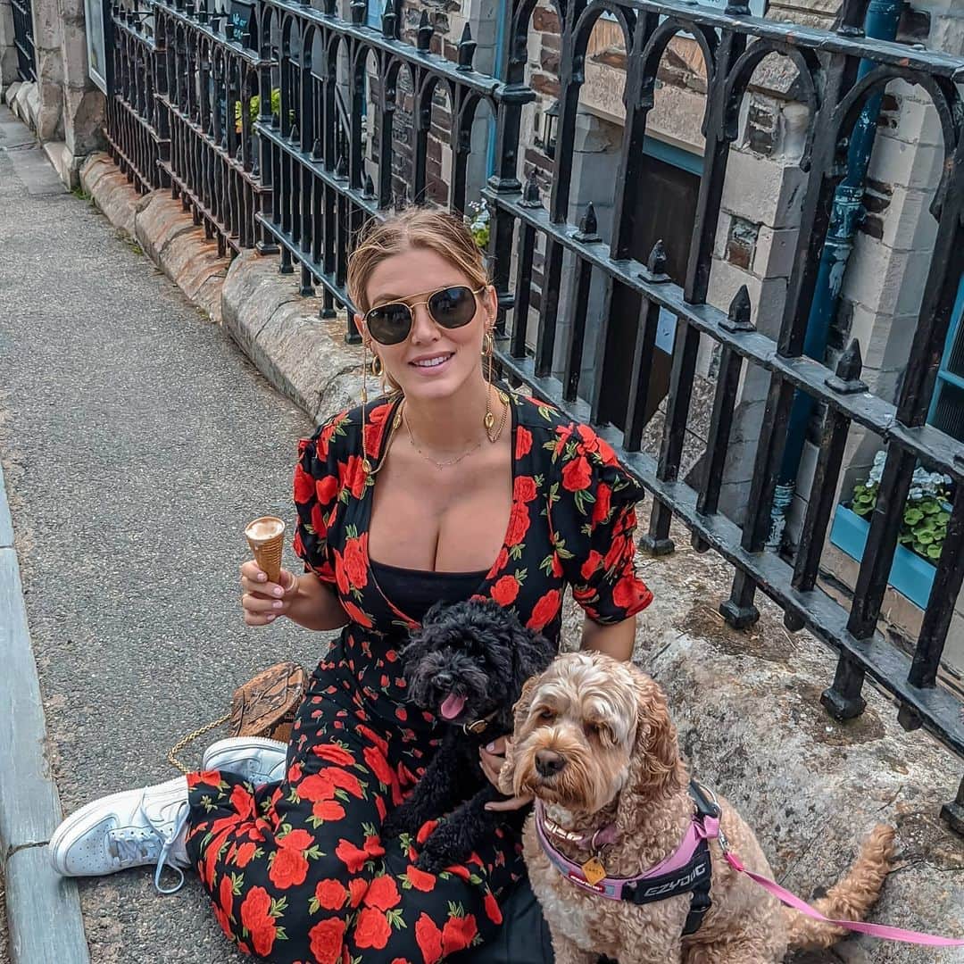 Ashley Jamesさんのインスタグラム写真 - (Ashley JamesInstagram)「A beautiful day walking around Port Isaac. It's such a pretty little coastal town, Snoop and Darcy got to try doggy ice cream,  and even the sun came out for us. 🌞 Now we're eating all fresh fish and crab we bought from the market there as the sun goes down. 🙏❤️ I'm having a lovely little staycation! I'm actually thinking of getting National Trust membership once the baby is here so we can see more of the UK and do weekends away. I mean I just wish we could guarantee the weather! Which other parts of the UK do you recommend visiting? ✨」7月29日 3時45分 - ashleylouisejames