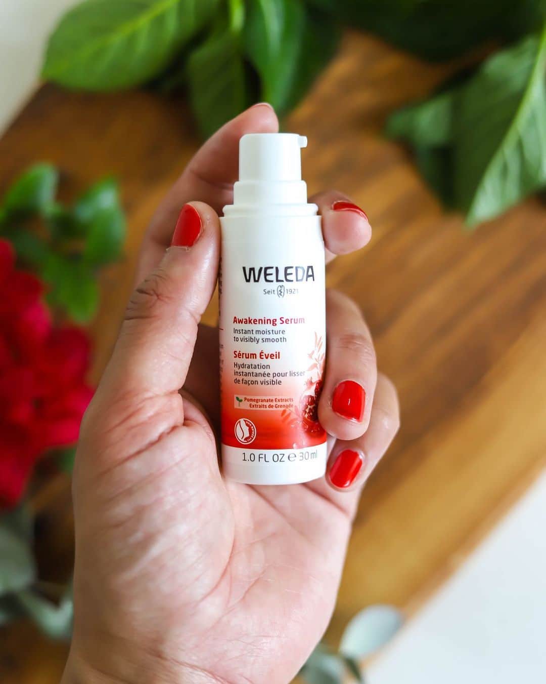 Weledaのインスタグラム：「⭐️⭐️⭐️⭐️⭐️ "Love this serum! I put it on under my moisturizer both day and night and it feels so good. It's got a nice scent to it and seems to smooth my skin. I have even worn it just under moisturizer and without makeup and my skin looks amazing" - Harwell #WeledaSkin」