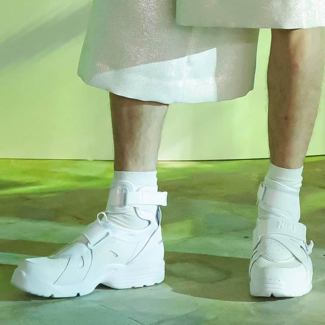 Sneaker Newsさんのインスタグラム写真 - (Sneaker NewsInstagram)「Comme des Garçons introduces a surprising SS21 collaboration with Nike and the Air Carnivore, the cross-trainer from 1993 that last saw the light of day in 2010. An all-white and all-black version is in the works, both featuring the extended panelling and the HOMME PLUS insoles with the triple Swoosh. Hit the link in our bio to get a closer look.」7月29日 3時57分 - sneakernews