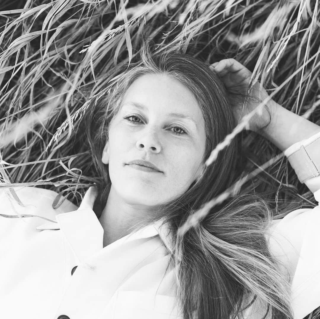 チェルシー・ルーズのインスタグラム：「(1/2) : When nominated for the women-supporting-women challenge that’s going around I was honored, confused, and speechless. On one hand, of course it feels good to get included on things like this - it makes me feel supported in a certain way. With that said, I recognize that this challenge is being spread through private messages instead of encouraging all WOMEN (including non-cisgender women, non binary and gnc humans too) and that makes me upset. I was also confused and speechless because initially I only saw black and white photos of white women, like myself. Because of these two things I thought to myself that this could be better; it should be better!! We are better than this.  Since this challenge has been spreading like wildfire, I’m happy to see more diversity and depth to this challenge. It has taken me a bit longer to find the right words to accept this challenge as simply stating “challenge accepted” felt empty to me. @molly.mitchell @kellyj0sephine ❤️❤️ I accept this challenge and I appreciate the nomination from those of you who nominated me, as it helped me carve out time to sit and reflect on this concept.  Right now, women-supporting-women really needs to be highlighted through continued efforts in working towards justice for Breonna Taylor and others like her. It means stepping up and looking outside of my whiteness to seek out black, indiginous & people of color owned businesses, especially those owned by women, and supporting them with my financial resources. It means seeking out books written by bipoc authors. It means showing & providing support for bipoc LGBTQIA+ people, too. This should never be forgotten and yet many people, women included, seem to have forgotten that we are in the middle of a movement that needs us, specifically women.   (Continued in next post)」