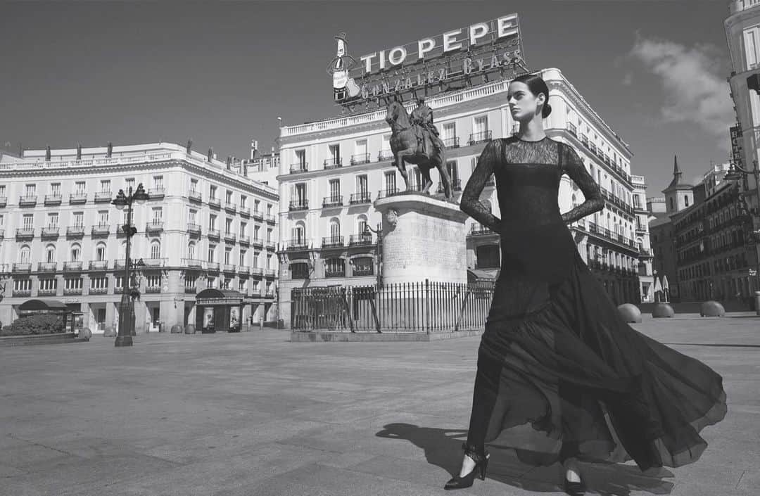 Vogue Españaさんのインスタグラム写真 - (Vogue EspañaInstagram)「El escenario de #VogueAgosto es aquel que jamás habíamos imaginado: el de un Madrid vacío. La ciudad de la vida en las calles, completamente desierta. Este es nuestro particular homenaje 🖤 {Estas fotografías forman parte de una exposición urbana que podrá verse hasta mediados de septiembre en la madrileña calle Serrano. Todos los detalles, en el link de nuestra bio} ▪️Fotografía: @miguelreveriego ▪️Modelo: @miriamsanchezzzz  ▪️Estilismo: @juancebrian」7月29日 4時37分 - voguespain