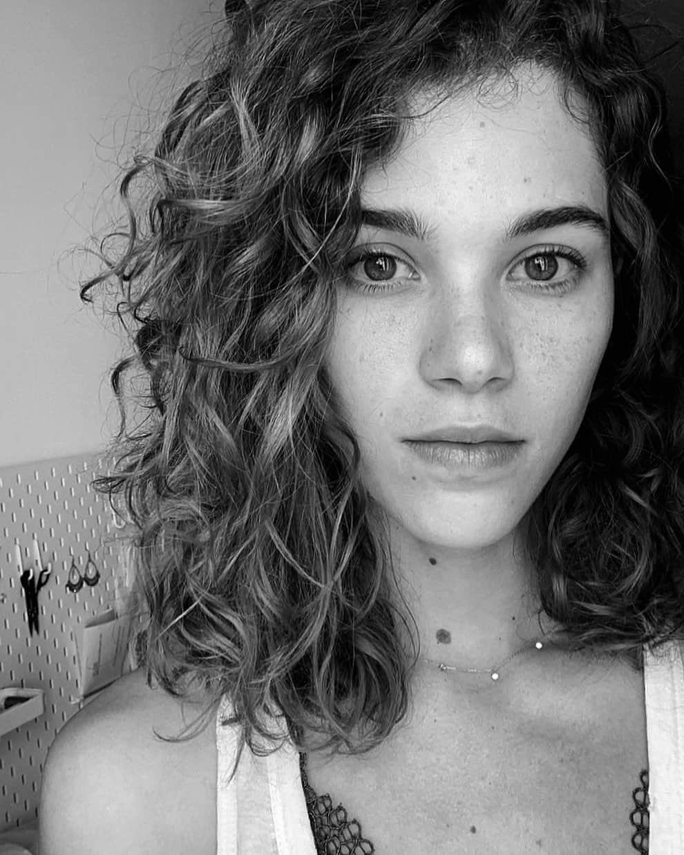 ポーリーヌ・オアロのインスタグラム：「#challengeaccepted @cecilegres @caveandcoconut @jadeandjoybijoux thank you for thinking of me ✨  We stand together to stop violence against women. I stand with Turkish women.  Women empowering each other #womenempoweringwomen 🌷」