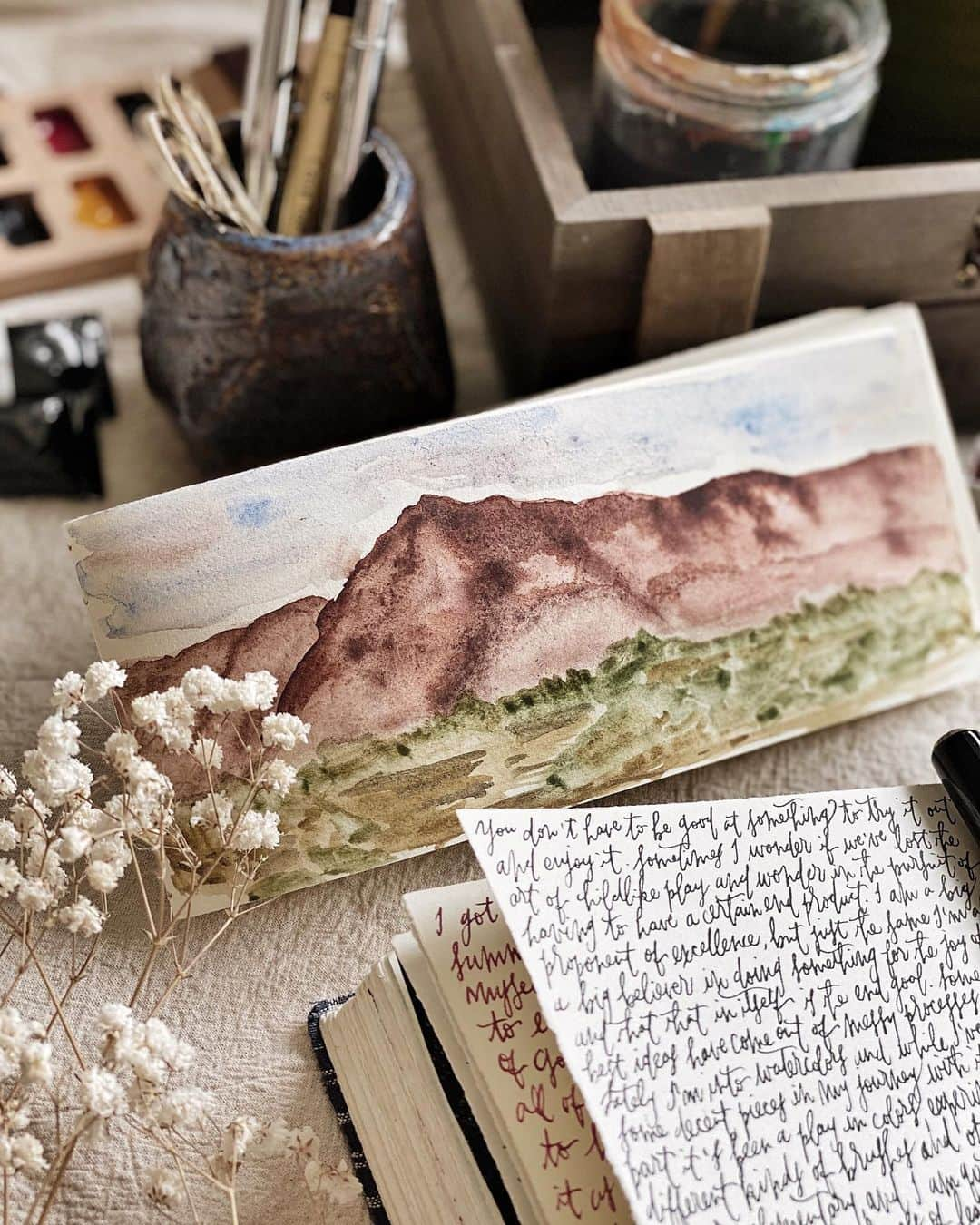 Catharine Mi-Sookさんのインスタグラム写真 - (Catharine Mi-SookInstagram)「Lately my daydreams have taken me back in time to my days living the desert. I immediately fell in love with its vast expanse, earthen mystique and the scent of wild herbs lingering in the breeze. It’s funny how we remember certain seasons and experiences. I was in such a different place in life back then, still finding my way a bit, and there were plenty of moments I didn’t care for but none of that seemed to stick and leave an imprint as much as the beauty of the land and the rebirth within myself as my time there came to its end. I left a remnant of myself in that place so as to never forget the richness of its dusty horizon, and it left its remnant in me as well like a coyote howling at the moon. . . . . Featuring the @franklinchristoph Model 65 fountain pen fitted with a S.I.G. fine nib. Jackson Journal, Landscape Journal & Iris Painter’s Palette (filled with @danielsmithartistsmaterials paints) @pegandawl. Handmade Watercolors & brush @caseformaking. . . . . #journaling #artjournaling #penmanship #franklinchristoph #fountainpens #fountainpenaddict #pegandawl #leatherjournal #handmadebook #handmadejournal #bookbinding #watercolorlandscape #desertpainting #watercolorsketch #artjournalpage #caseformaking #handmadewatercolors #artjournal #stationerylove #creativejournaling #creativejournal #journalinspiration #journallove #thedailywriting #aquietstyle #slowlivingforlife」7月29日 4時55分 - catharinemisook