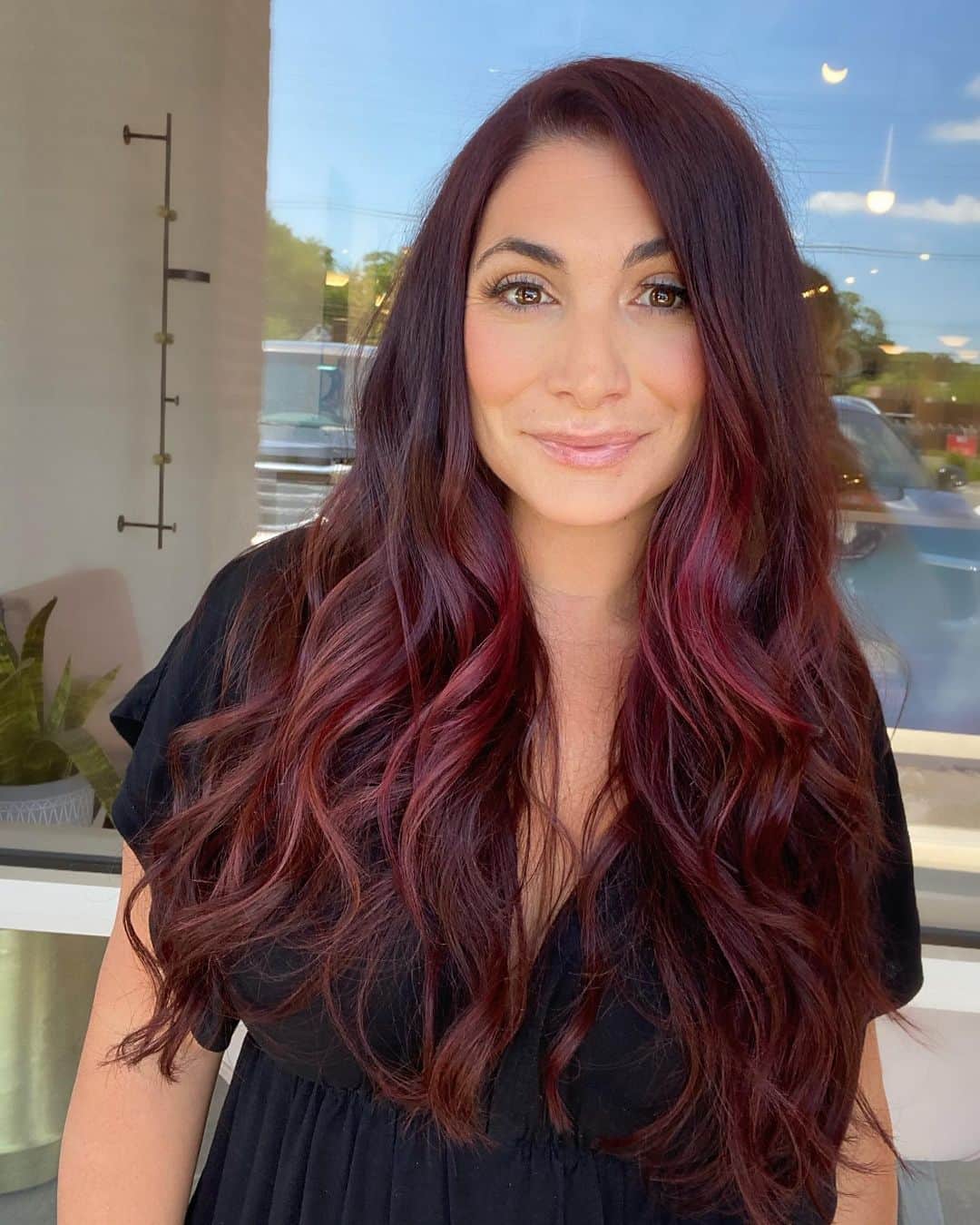 ディーナ・ニコール・コルテーゼのインスタグラム：「needed a change 🍒❤️ (swipe for before and after) hair by: @cassderosa @whiteopalhairco」