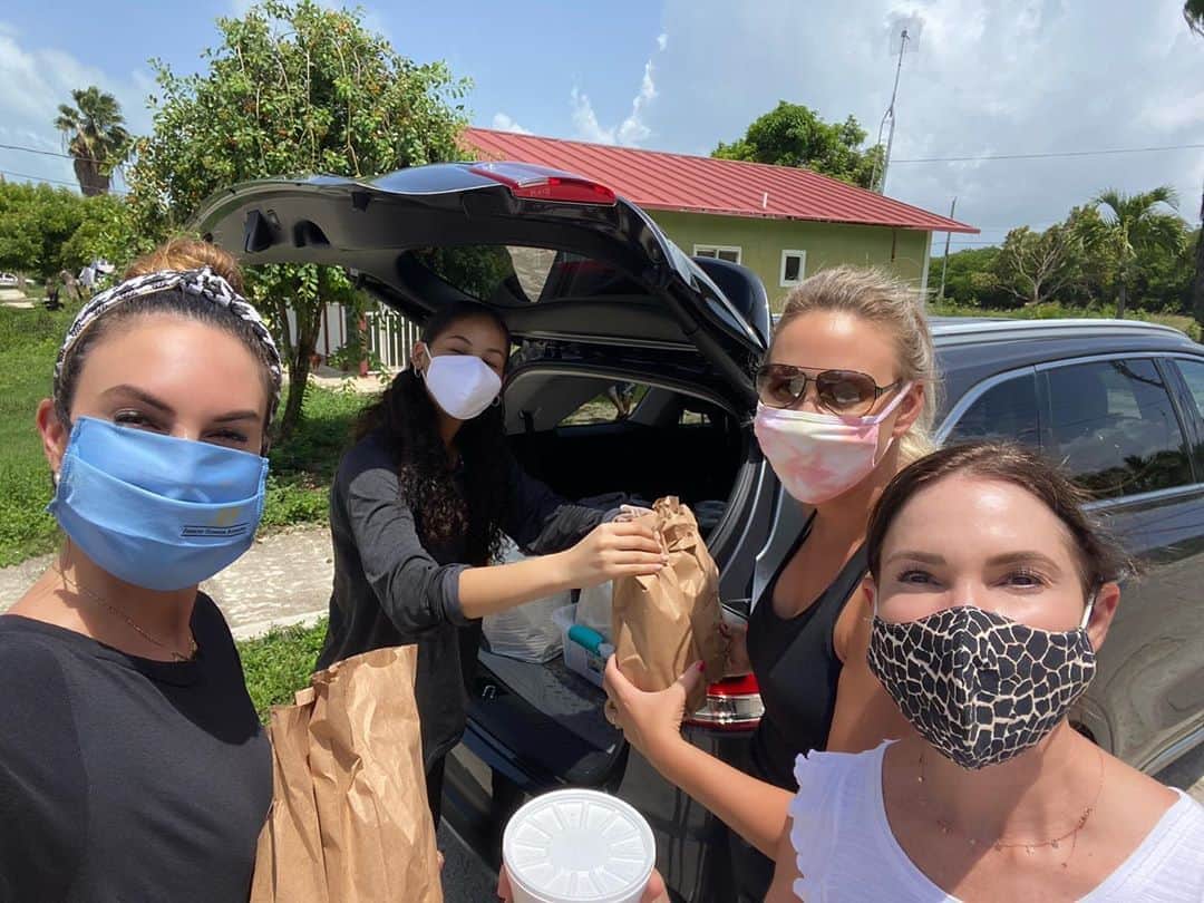 Elizabeth Chambers Hammerのインスタグラム：「Last week, we met a truly extraordinary family. A family who turned their church food bank into a full-service Community Soup Kitchen in response to COVID and to so many in need’s inability to leave their homes.  Twice a week, Kathy Nicholson-Coe makes her mother’s famous chicken soup for over 200 people facing food insecurity on island. She uses the exact beloved brand of chicken her mother used and refuses to compromise on the same organic ingredients that has made the soup so nourishing and meaningful to her and her family.  In addition to the soup, they serve and deliver a range of homemade meals for those who are hungry and/or homebound, special meals for children and even pizza from @tillies as part of the children’s meals on Thursday.  They are completely self-funded and sustained with help from a few volunteers and the four sponsors on the last slide. They’re making a phenomenal impact during a time when people need it most.  Being a very small part of their work for the first time yesterday was heart-wrenching and eye-opening, but above all, inspiring. In a time where things can feel a little out of our control, there’s much good to be done. ❤️ #openpalm」