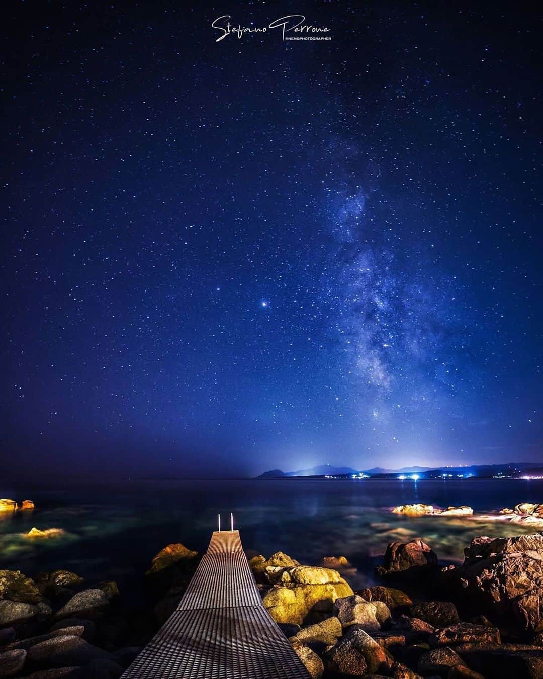 Ricoh Imagingのインスタグラム：「Beautiful shot from our #teampentax fan @nemophotographer  Pentaxk1+irix15mm.f2.4+astroklar clear night filter pp.lightroom  Exif: iso1600 f2.4 exp.30sec  #richopentax #irixlens #stars #nature #natgeotravel #absolutemagazine #astronomy #artphotography #sardinia #sardegna #sea #natgeoit」