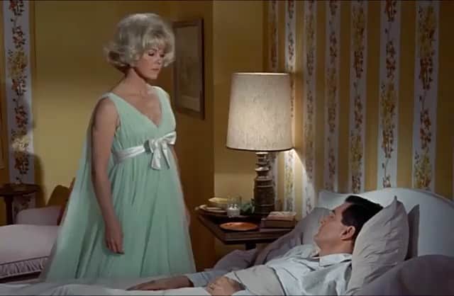ナタリア・コルドバ・バックリーのインスタグラム：「2020 ... a rude awakening .  Via @theclassicsdarling  Doris Day and Rock Hudson in Send Me No Flowers (1964). ⠀」