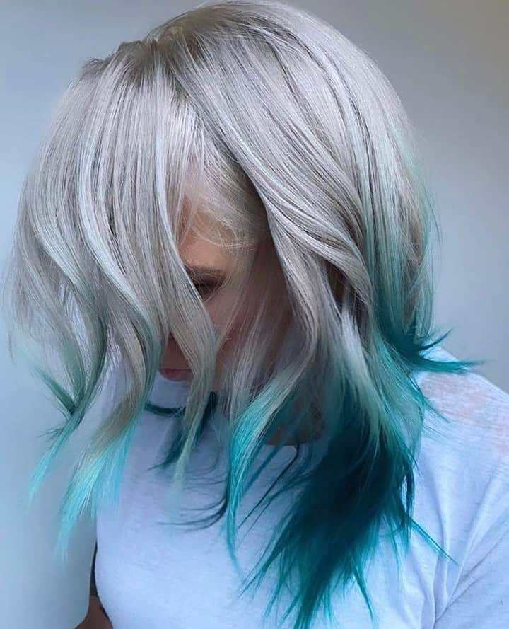 CosmoProf Beautyさんのインスタグラム写真 - (CosmoProf BeautyInstagram)「This blonde and teal is giving us ALL the feels❄💚⁣ ⁣ "When maintaining double processed hair, I always recommend using @olaplex No.3 Hair Perfector to my clients. It’s the one treatment that makes an immediate and noticeable difference in between hair appointments. I also recommend doing a bond building treatment before a color appointment in preparation to minimize damage."⁣ ⁣ Steps👇⁣ 1️⃣ On lightly damp hair, apply Olaplex No. 3 generously, and leave on for at least 10-30 minutes.⁣ 2️⃣ When you’re ready to rinse, SHAMPOO the solution out of your hair, follow with conditioner. Ideally, you use this treatment once every ten days, twice if you have severe damage.⁣ Hair by #CosmoPro @emilyboulinhair⁣ ⁣ #cosmoprofbeauty #licensedtocreate⁣ #repost #olaplex #olaplextreatment #whitehair #whiteblonde #ashblonde #tealhair #greenhair #vividhaircolor #vividhair  #vivids #colormelt #colourmelt」7月29日 5時00分 - cosmoprofbeauty
