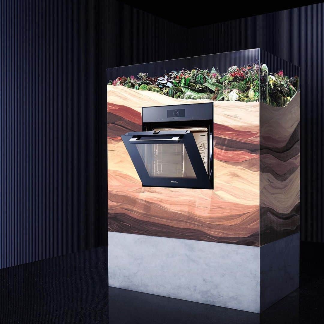 東信のインスタグラム：「Artwork for @miele_com “Beyond the ordinary”  #miele #Generation7000 #LifeBeyondOrdinary #azumamakoto #amkkproject #flowerart #東信花樹研究所 #東信」