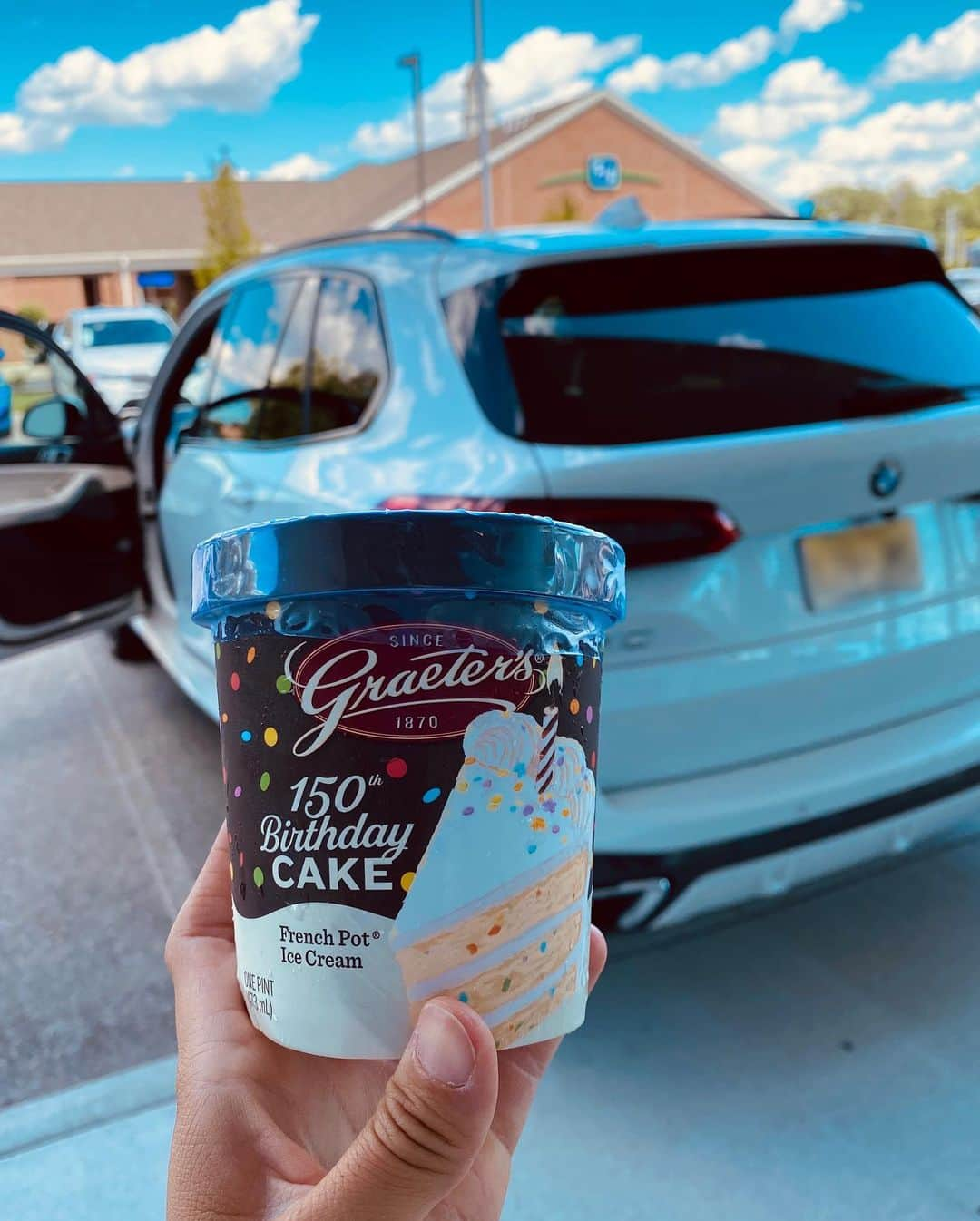 ダニエル・カングさんのインスタグラム写真 - (ダニエル・カングInstagram)「Proud partner of @bmw_golfsport 💙what a welcome to Toledo, Ohio with this beauty X5 along with Graeter’s Ice Cream 🙌」7月29日 5時37分 - daniellekang