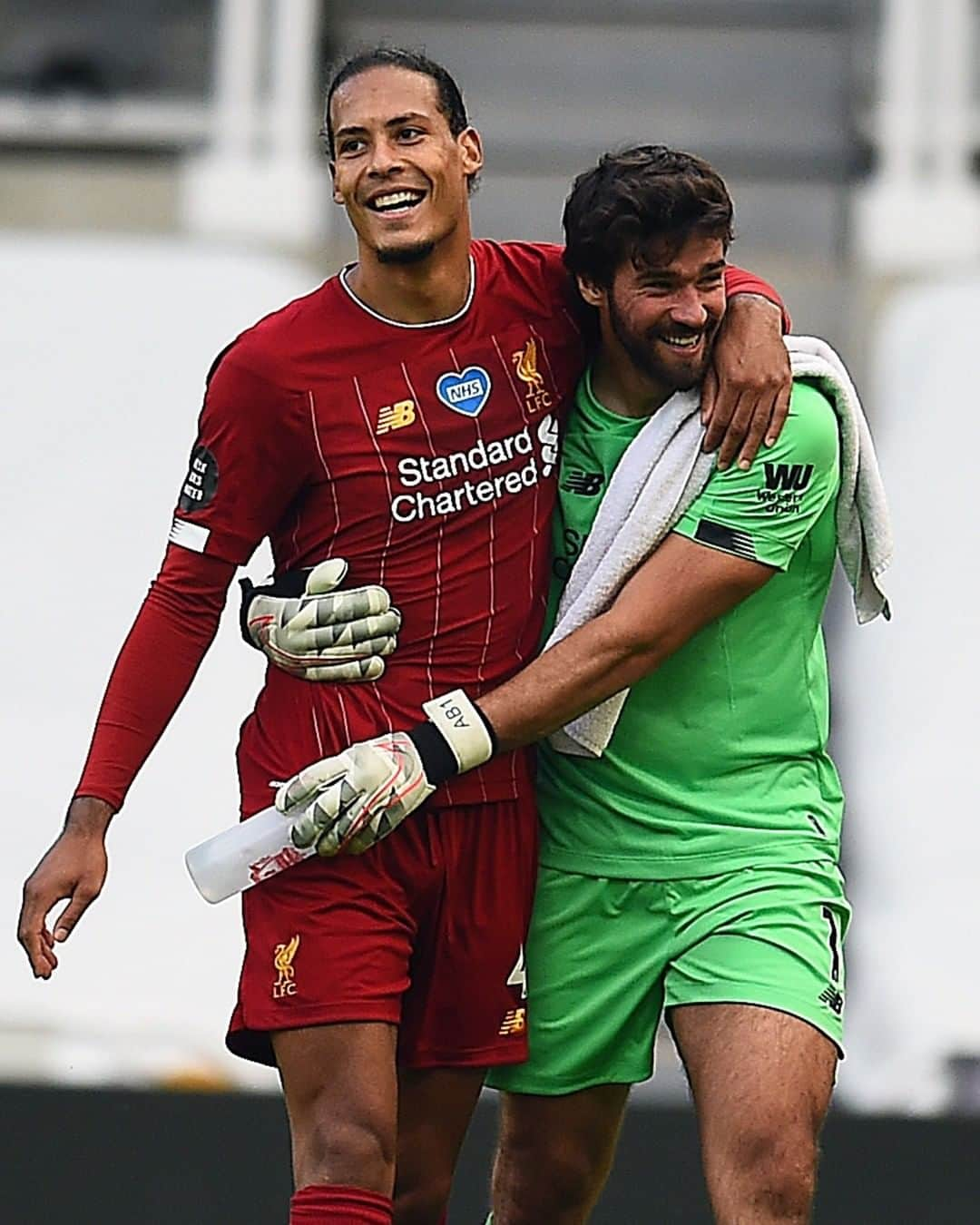 リヴァプールFCさんのインスタグラム写真 - (リヴァプールFCInstagram)「This pair 😁🔴 #LFCchampions #LFC #LiverpoolFC #PremierLeague #VanDijk #Alisson」7月29日 5時30分 - liverpoolfc