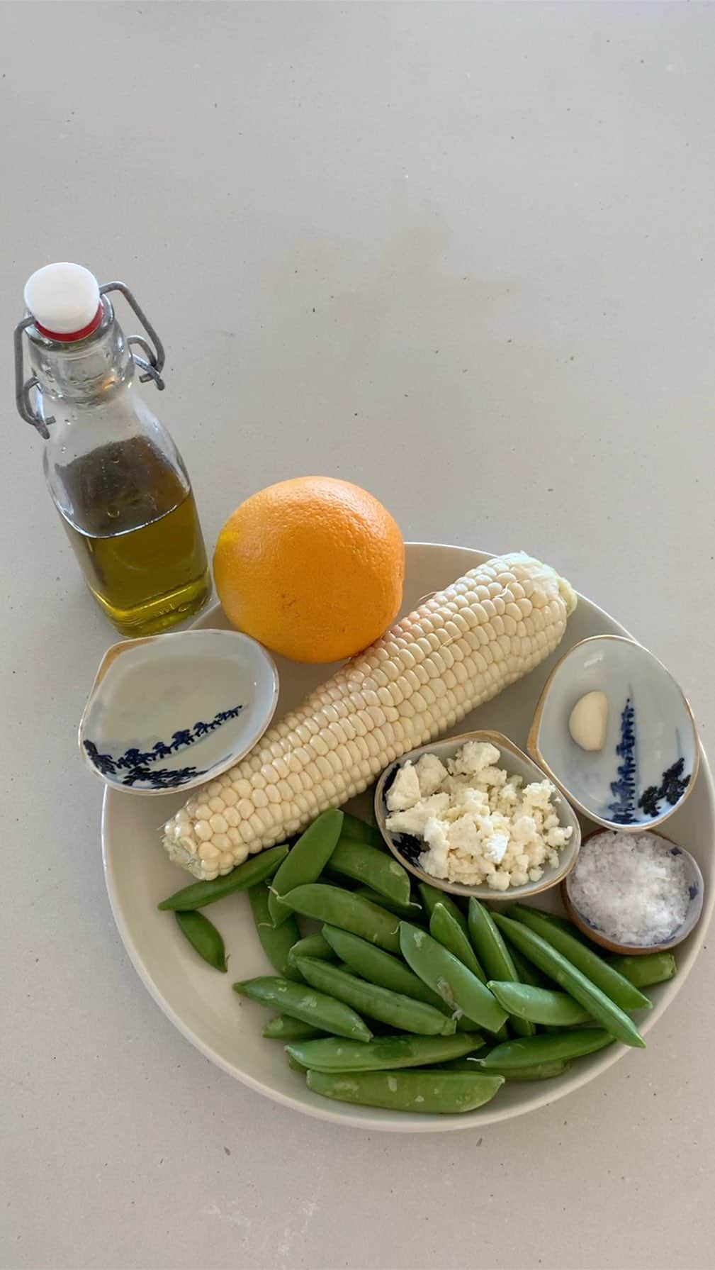 キャメロン・ディアスのインスタグラム：「Hey ya’ll just cookin a summer snack. It’s a quick pan roasted corn and fresh pea salad with feta cheese and a champagne orange & garlic vinaigrette..  Pairs well with @avaline white wine !! Hope you enjoy! . Ingredients : -1 ear of corn 🌽 -handful of snap peas -Feta Cheese (crumbled) -1/2 orange -1garlic clove -champagne vinegar  -olive oil -@maldonsalt (not a paid advertisement)  I just LOVE IT!!」