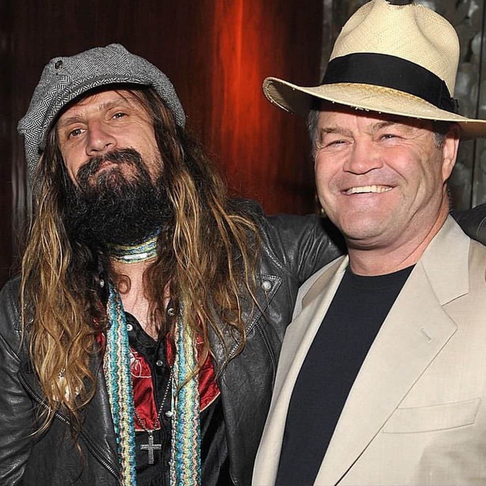 ロブ・ゾンビのインスタグラム：「This no time to monkey around! 🍌 🐵 Partying with the one and only Mickey Dolenz at the Halloween 2 after party back in 2009. #robzombie #mickeydolenz #themonkees #halloween2」