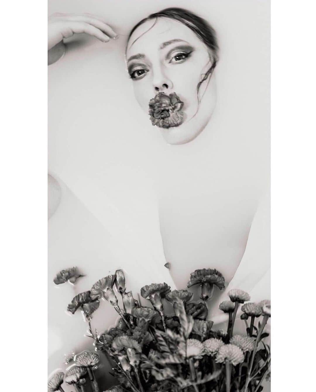 のインスタグラム：「🤍 Empowered women Empower women #challengeaccepted thank you @i.am.amber.fulljames.thomas @anna_ivaseva 📷 @daniellekormanphotography 🌹makeup @gissellerojas_ #womenempowerment  #womensupportingwomen #milkbathphotography #milkbath」