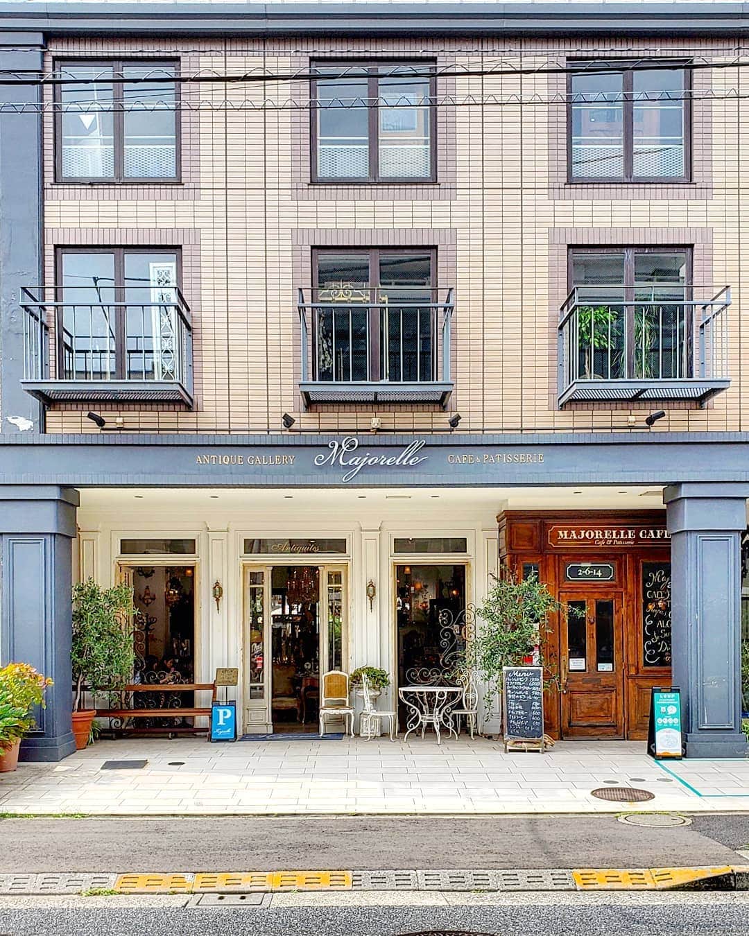 のインスタグラム：「What's popular these days? アンティークに、染まりませんか♪ #三軒茶屋 #下馬 #カフェ #☕ #cafe #sangenjaya #shimouma #tokyocafe #cafetyo #三軒茶屋カフェ #下馬カフェ #majorellecafe #antiquesandcafemajorelle #majorelle #マジョレルカフェ」