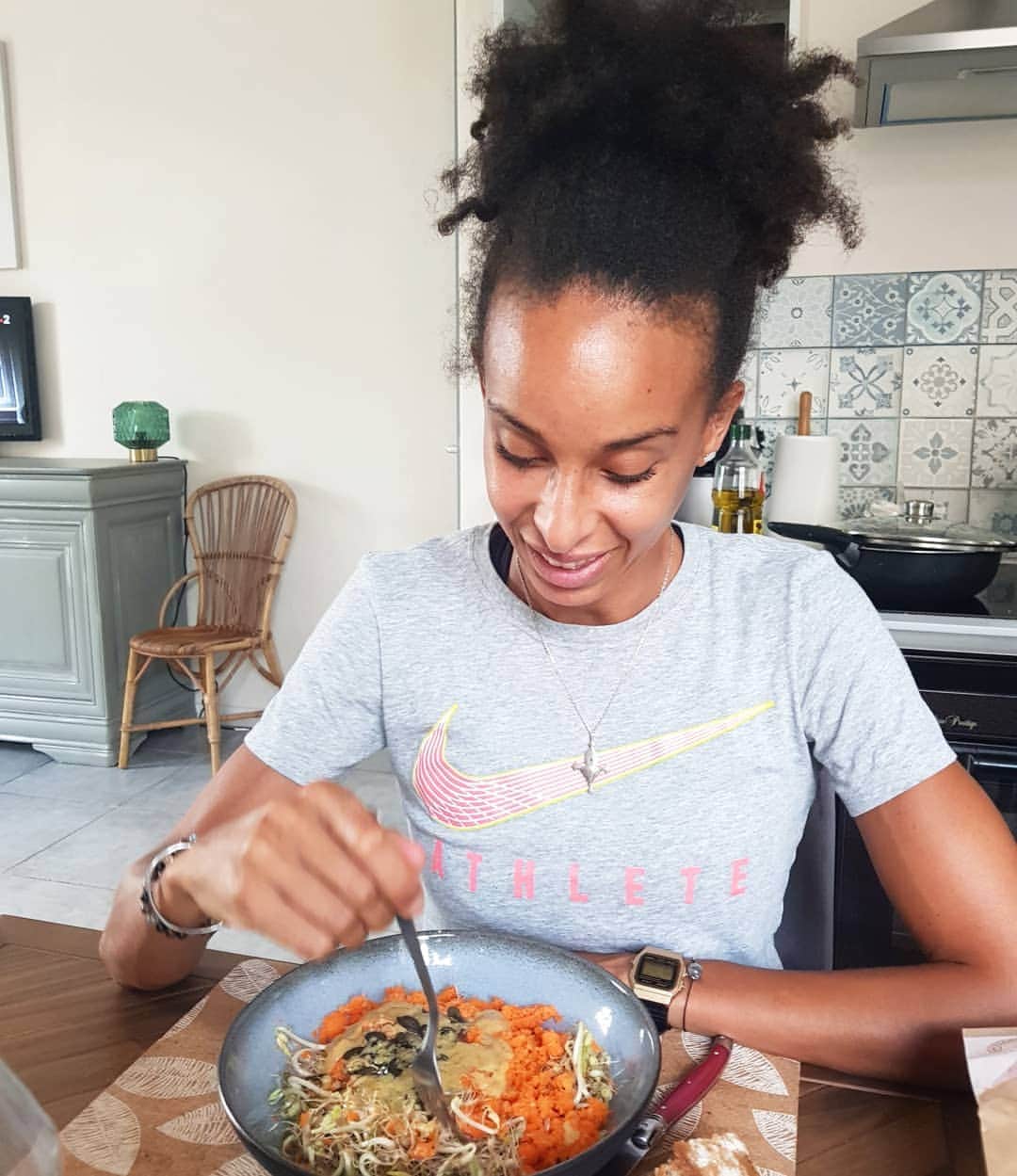 のインスタグラム：「Parlons un peu des graines germées ( ultra sous-côtes selon moi) et de leurs innombrables avantages nutritionnels. C'est pour moi un incontournable lorsqu'on soigne son alimentation. Fer, potassium, magnésium, fibres.. tout est décuplé une fois germé ! Pas possible d'avoir des carences en consommant des graines germées. Il existe de nombreuses graines à germer avec chacune leurs propriétés.  J'ai utilisé ici des haricots Mungo @markal_bio, plus souvent connus sous le nom de soja vert, que j'ai fait germer dans mon germoir en 4 jours ( il suffit juste de les rincer 1 fois le matin et une fois le soir). Si tu veux voir l'évolution ⏩ Pose tes questions en commentaire si tu en as 🌻  #heathlyfood #eatheathy #mangersain #grainesgermees #markalapprouve」