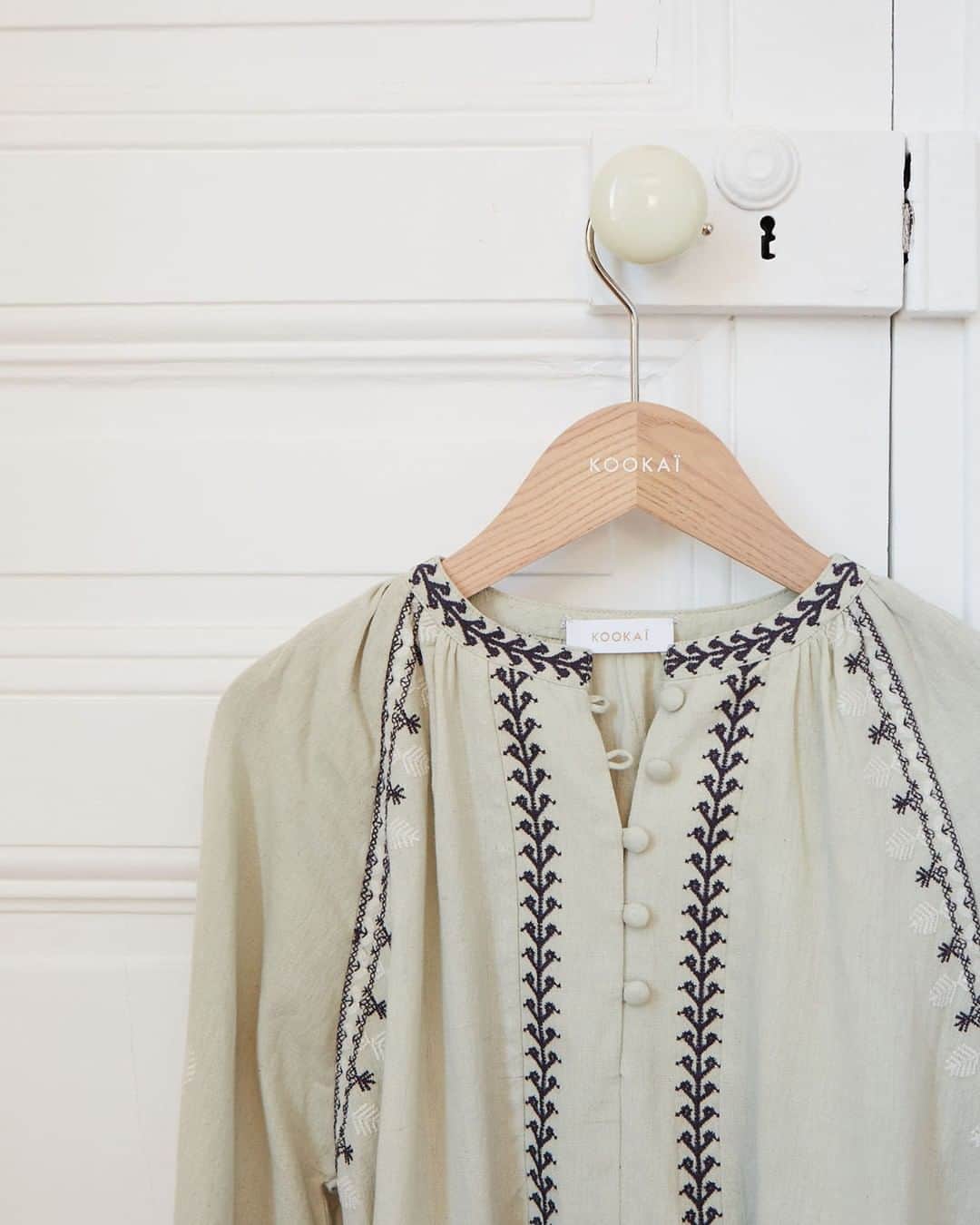 クーカイのインスタグラム：「Optez pour la blouse Hélène et ses détails broderies pour les journées un peu fraîches  #kookai #broderies #blouse #summer20」