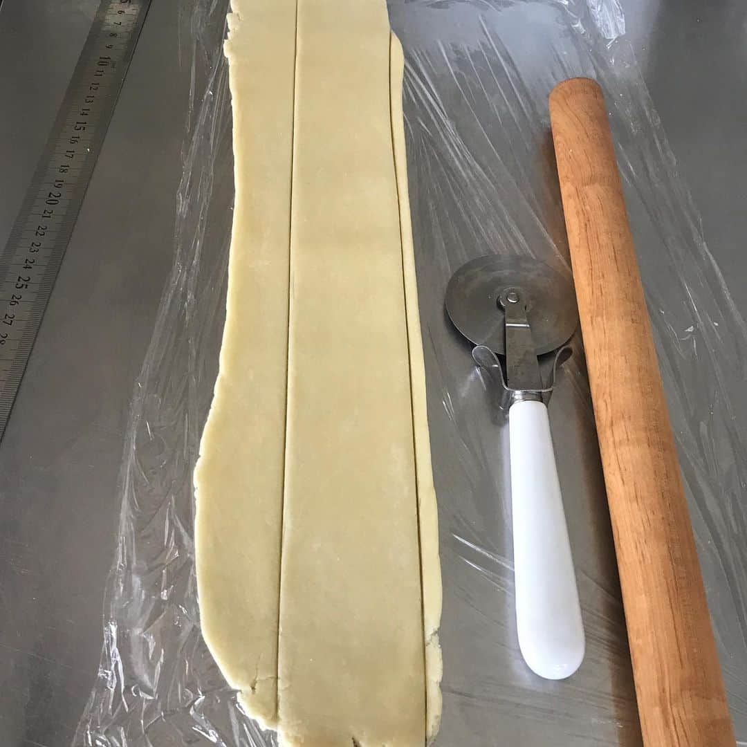 maiさんのインスタグラム写真 - (maiInstagram)「2020年7月29日 . 🎶クリームチーズフラン🎶 . フランナチュールにクリームチーズを加えました。 . 今回、ブリゼ生地にはアーモンドパウダーと隠し味にすり下ろしたチーズ🧀を加えてます。 . ブリゼにチーズ加えたのは大正解だわ。 フランの生地自体はクリームチーズが優しいので主張が無く、ベースの卵とバニラペーストのまろやかな風味がお口いっぱいに広がります💚 . 連投します。 . #フラン  #フランナチュール のアレンジ #お菓子教室 #ミルガトー  #つくば」7月29日 17時00分 - michoumama